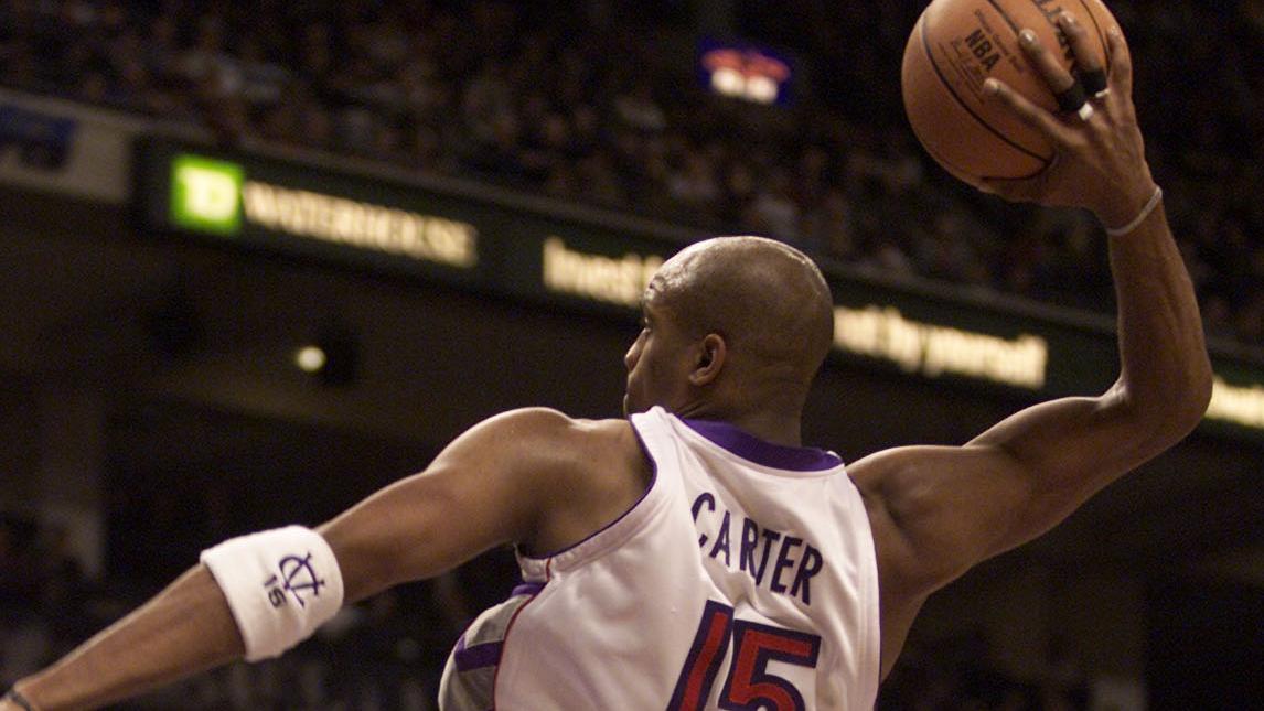 RAPTORS01---11/07/01----Vince Carter flies into a first half jam versus the Golden State Warriors in