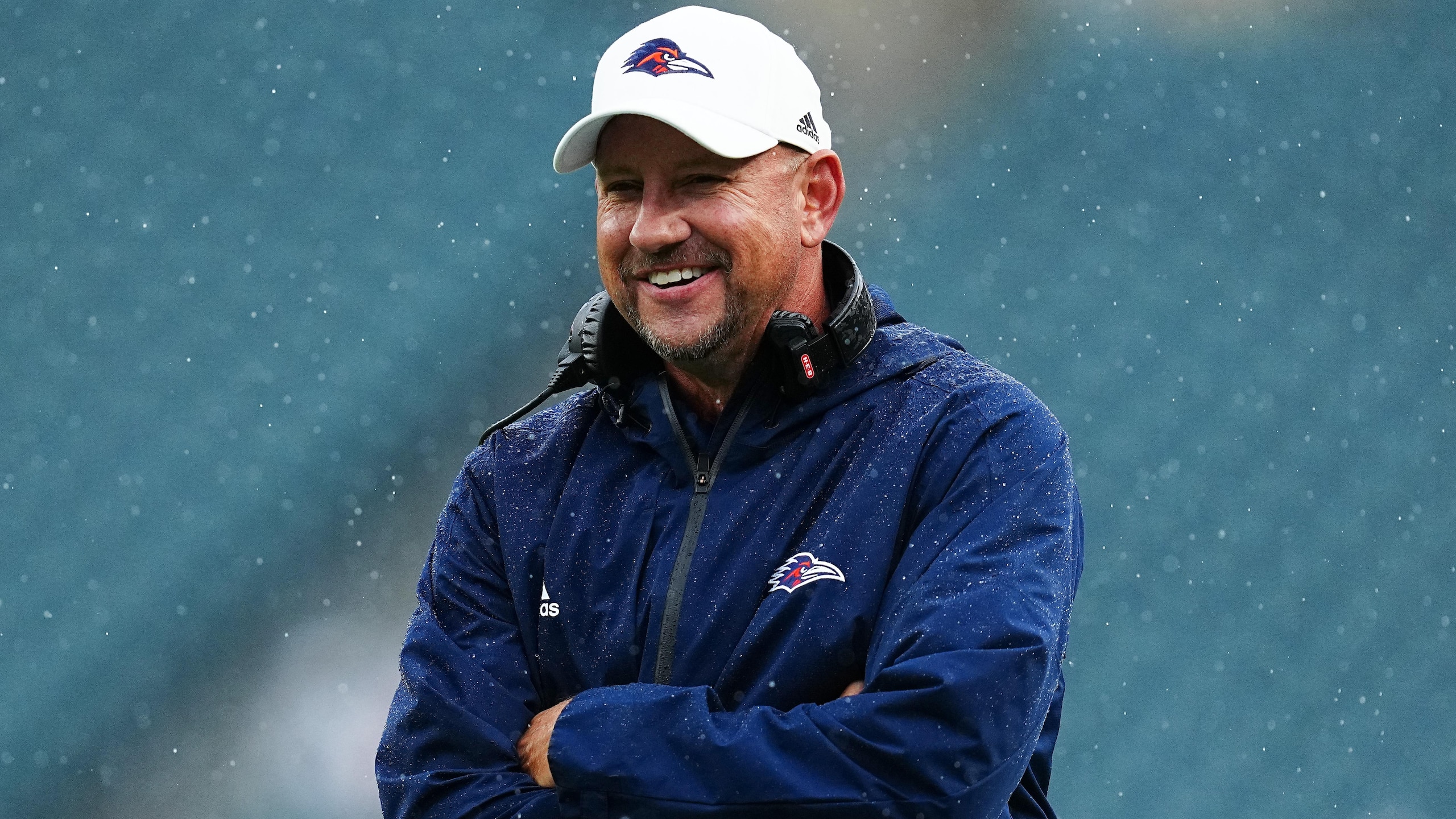 UTSA HC Responds to Viral Photos of Memphis Player Appearing to Leak Playbook to QB