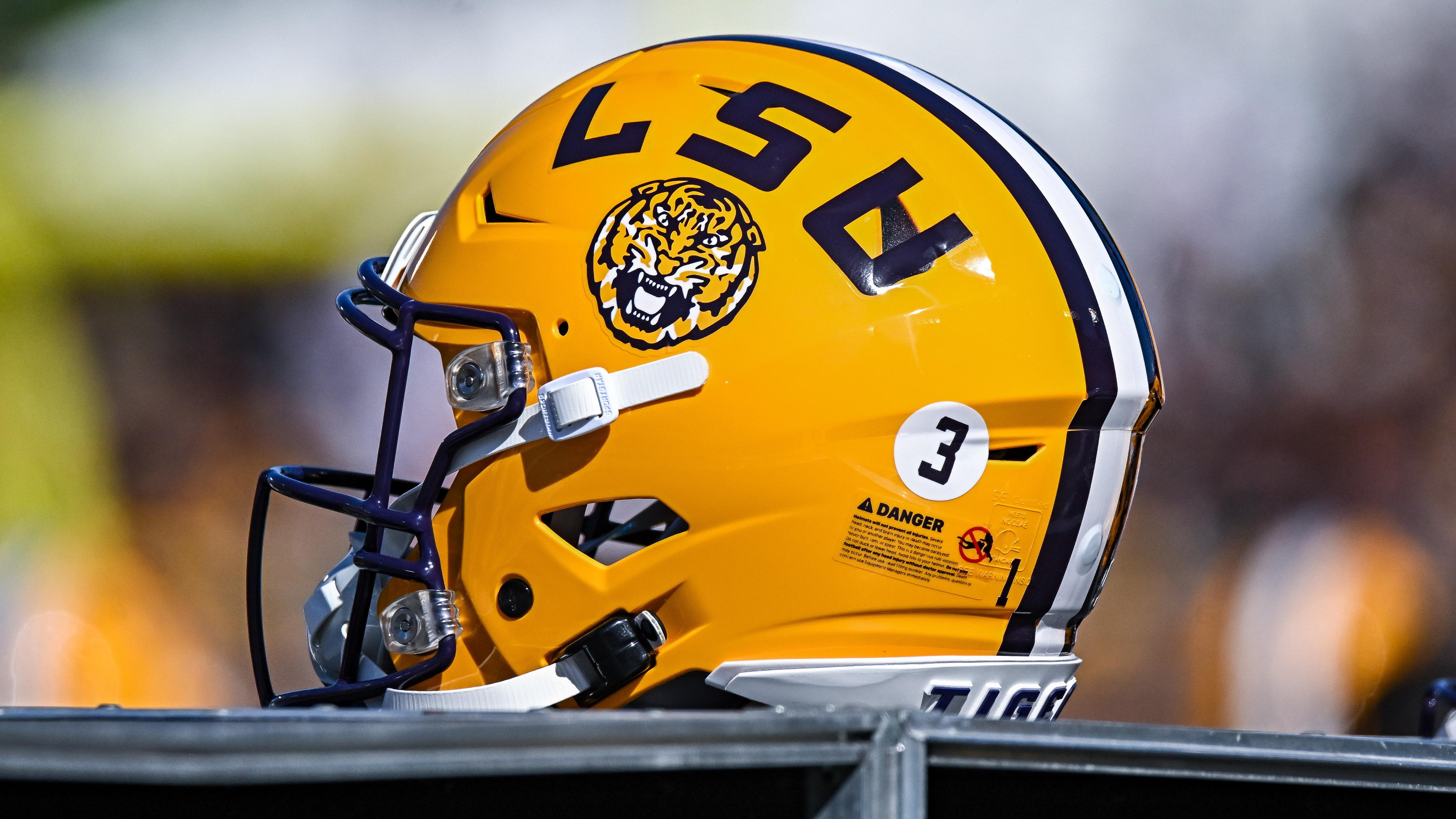 LSU Football Players Wear ‘1-0’ Shirts in Photos Before Season Opener vs. Clemson