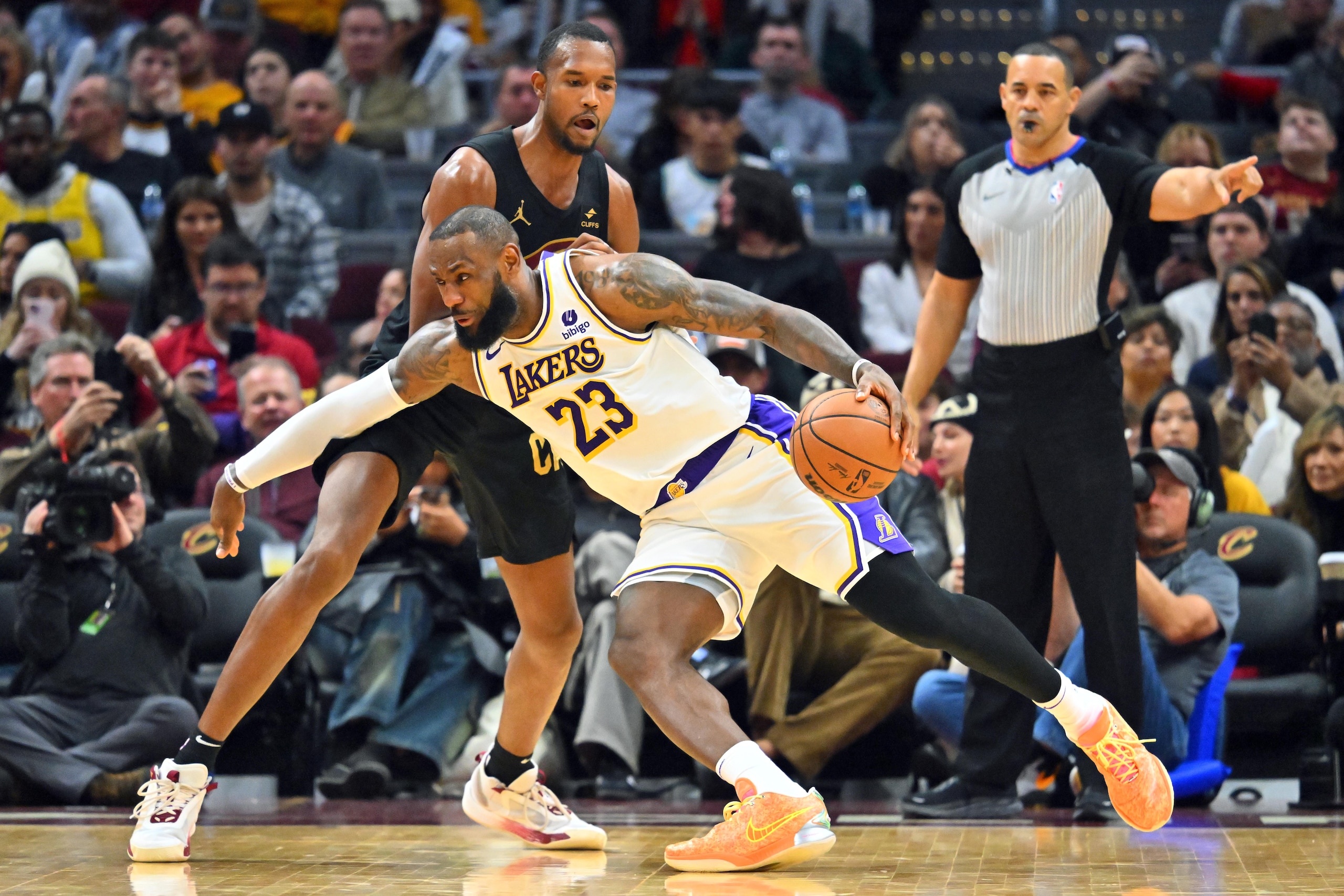 Los Angeles Lakers v Cleveland Cavaliers Los Angeles Lakers v Cleveland Cavaliers