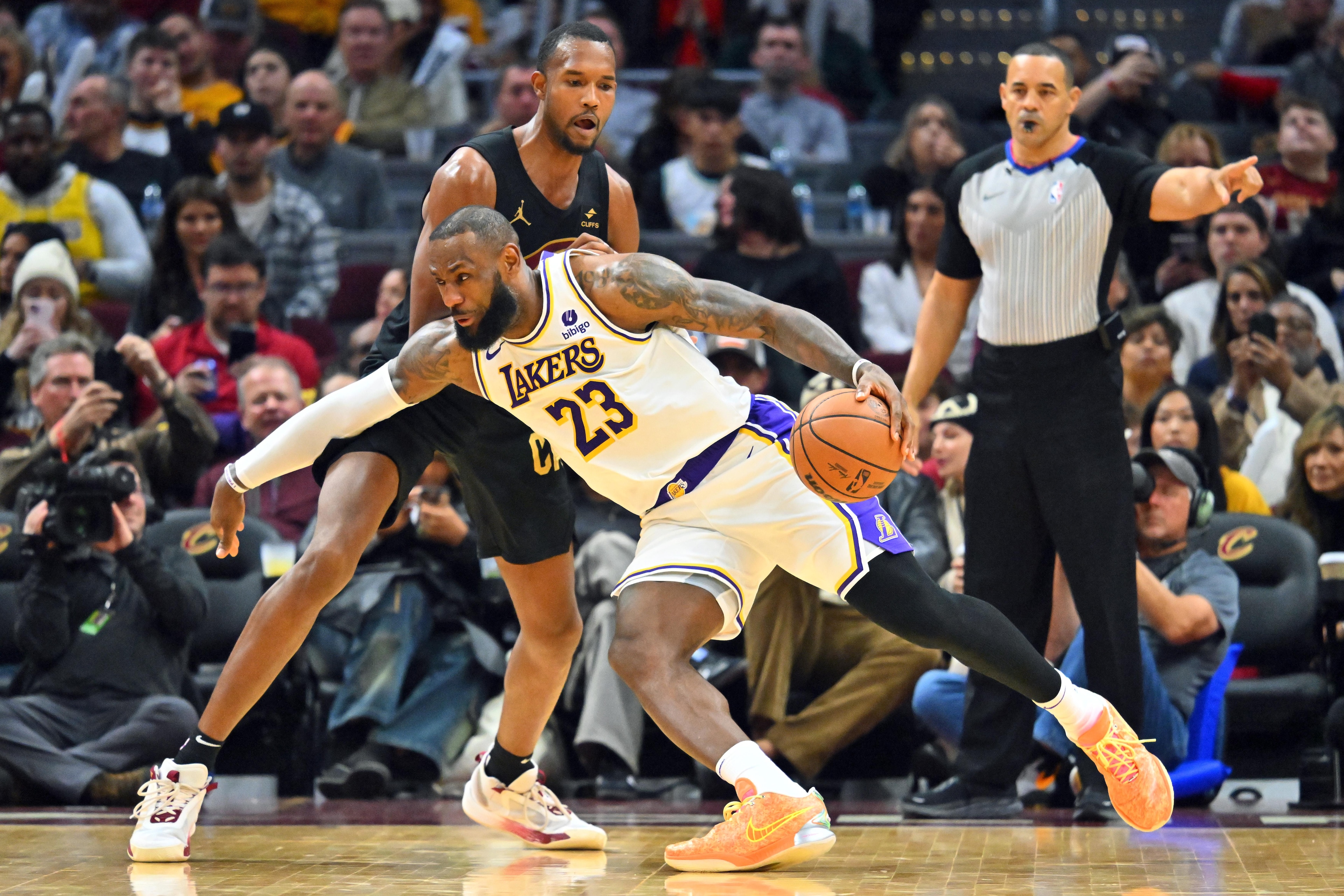 Los Angeles Lakers v Cleveland Cavaliers Los Angeles Lakers v Cleveland Cavaliers