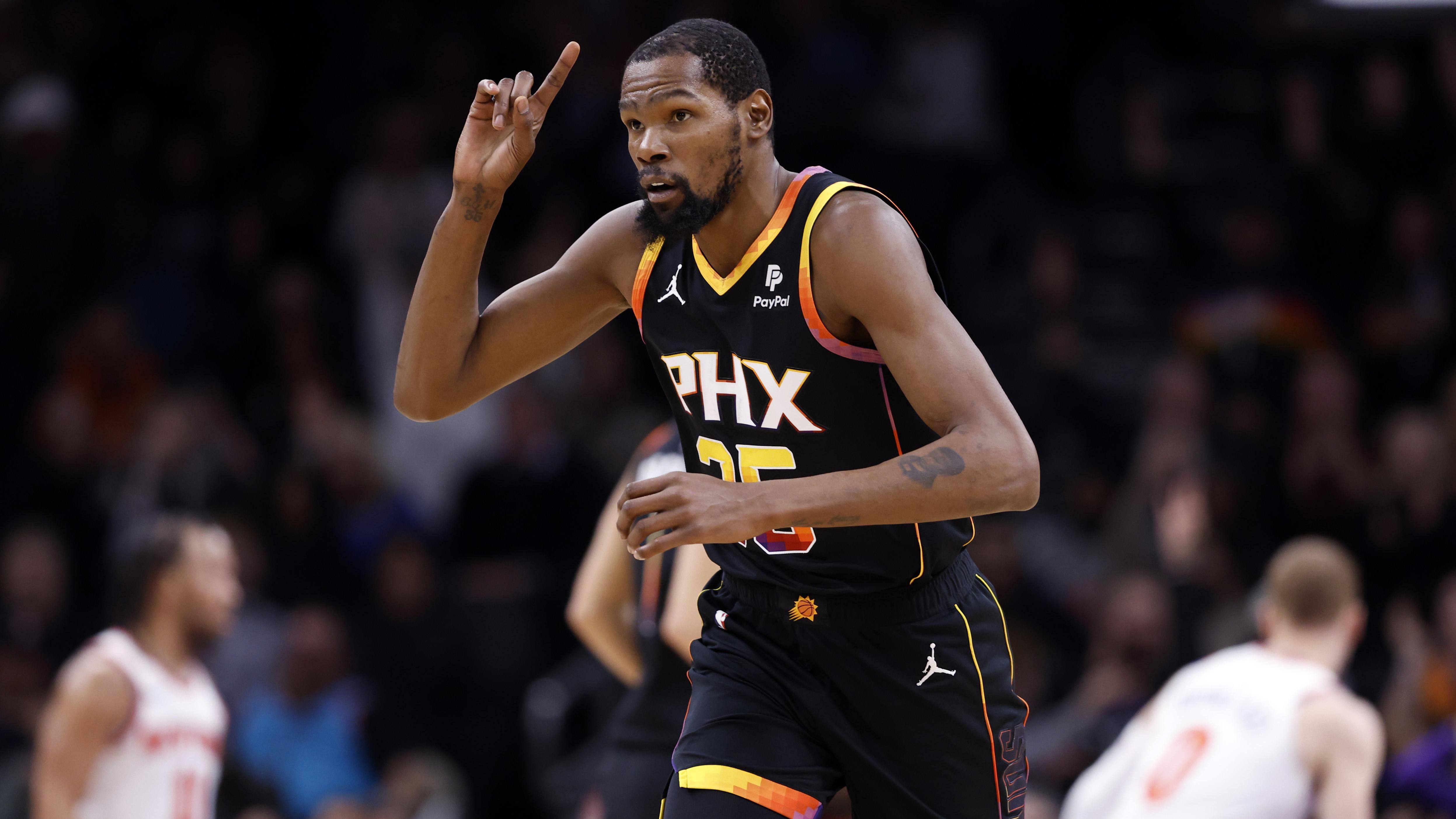 New York Knicks v Phoenix Suns