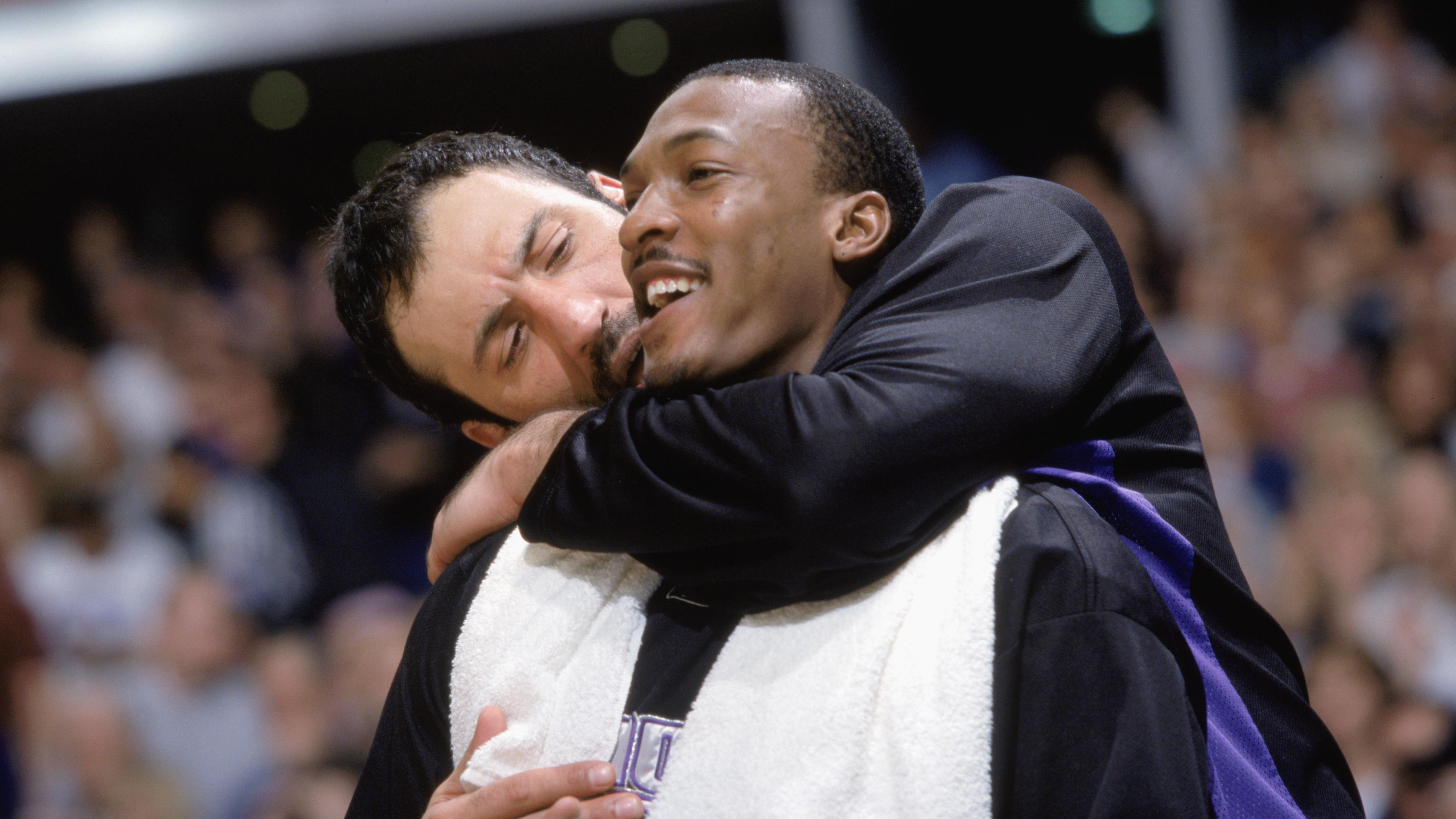 Vlade Divac hugs to teammate Gerald Wallace