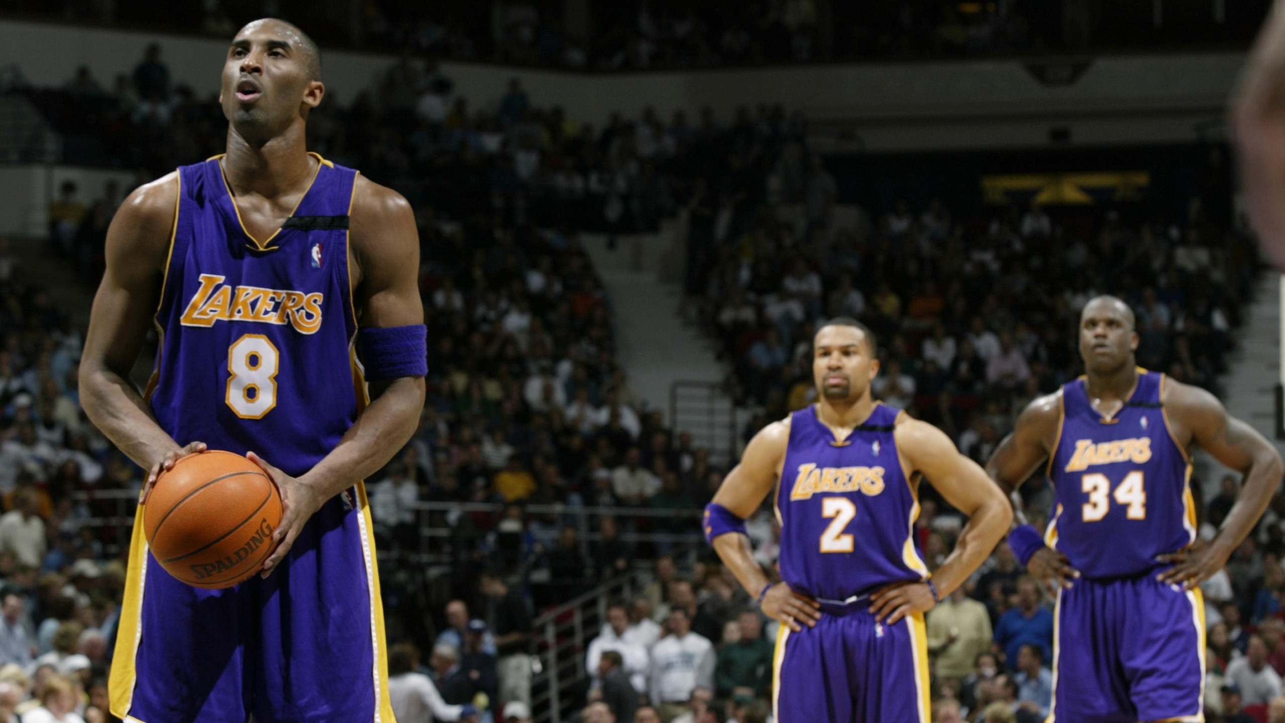 Kobe Bryant shoots a free throw 