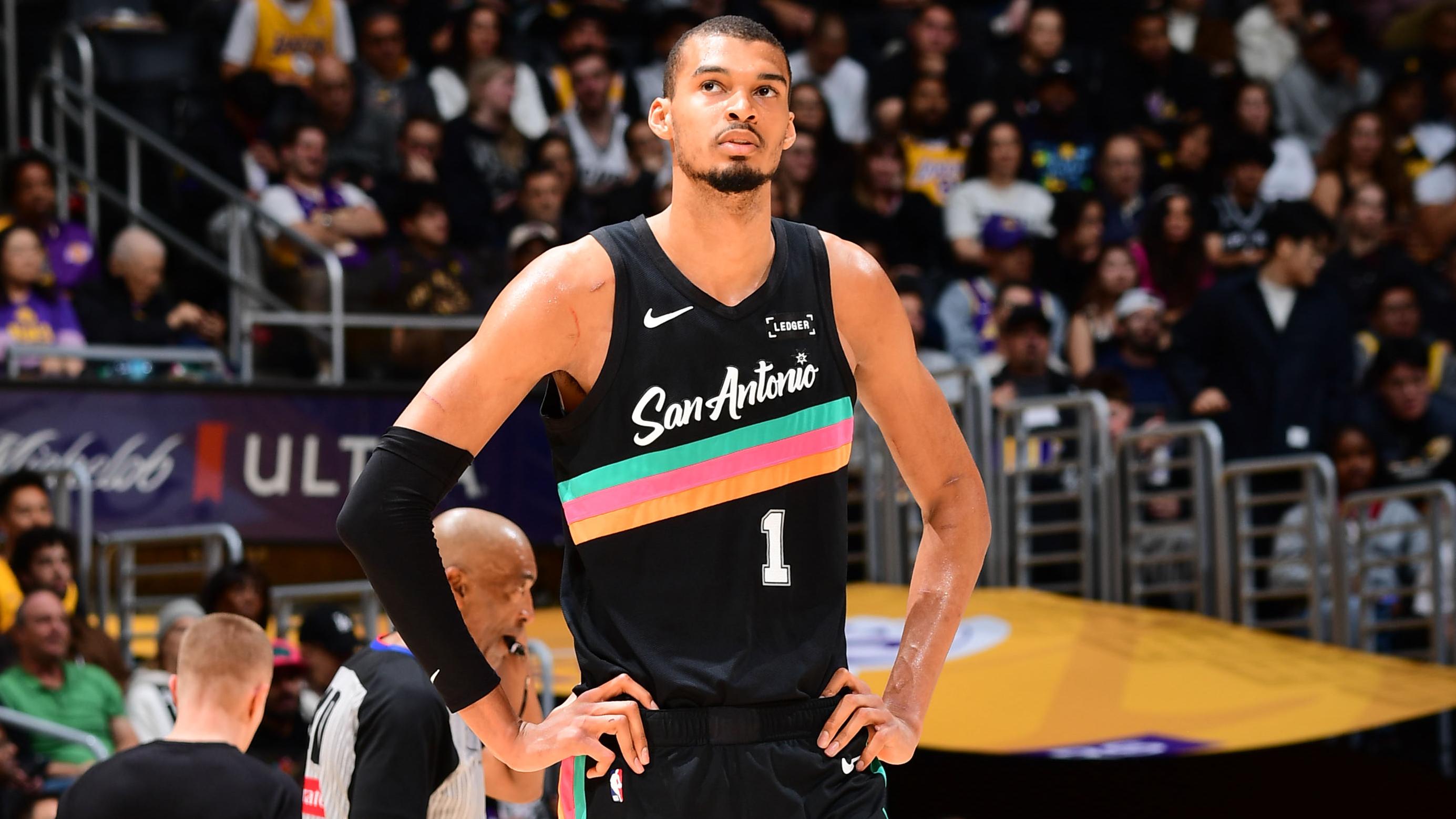 San Antonio Spurs v Los Angeles Lakers