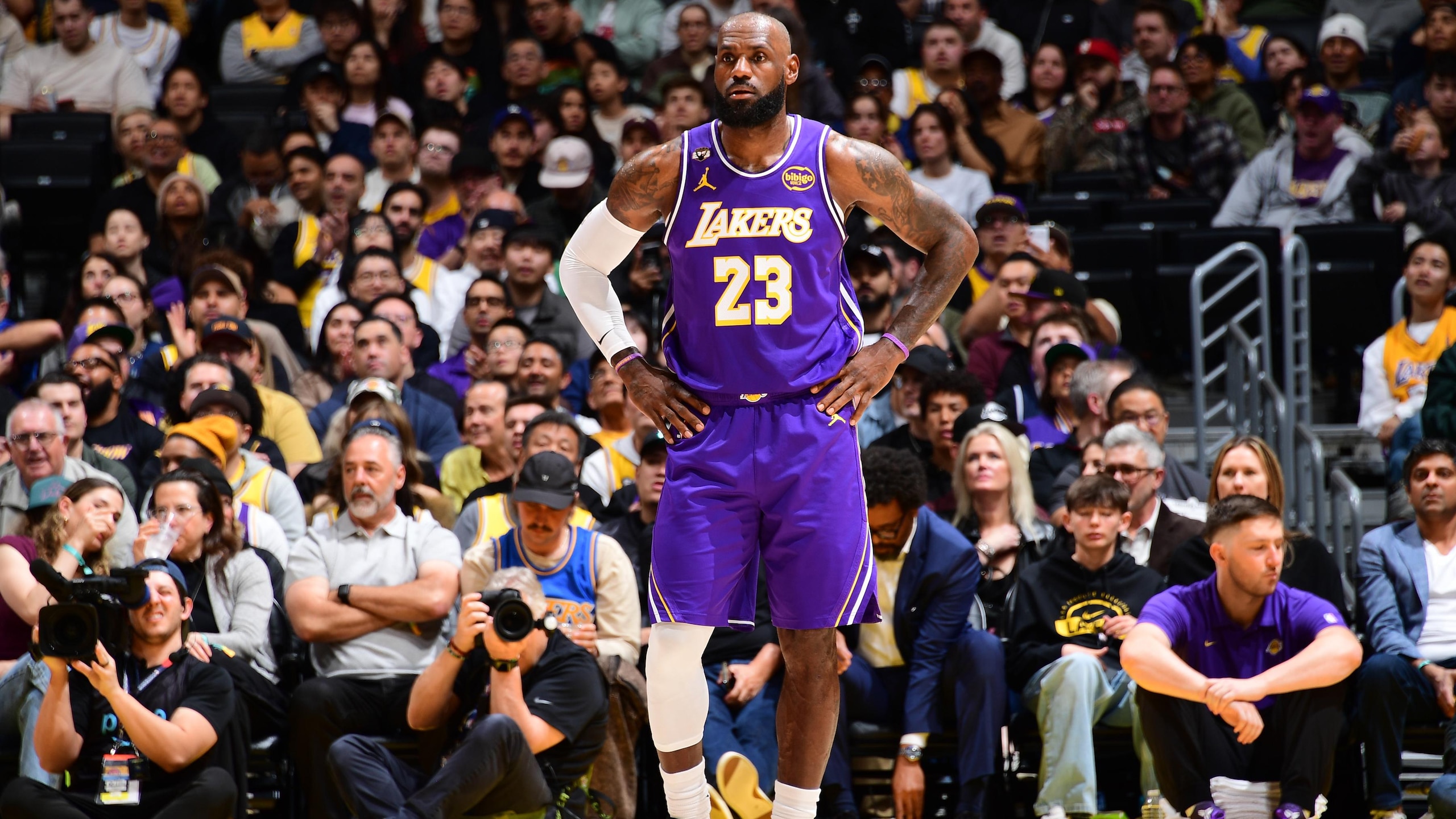 Dallas Mavericks v Los Angeles Lakers Dallas Mavericks v Los Angeles Lakers