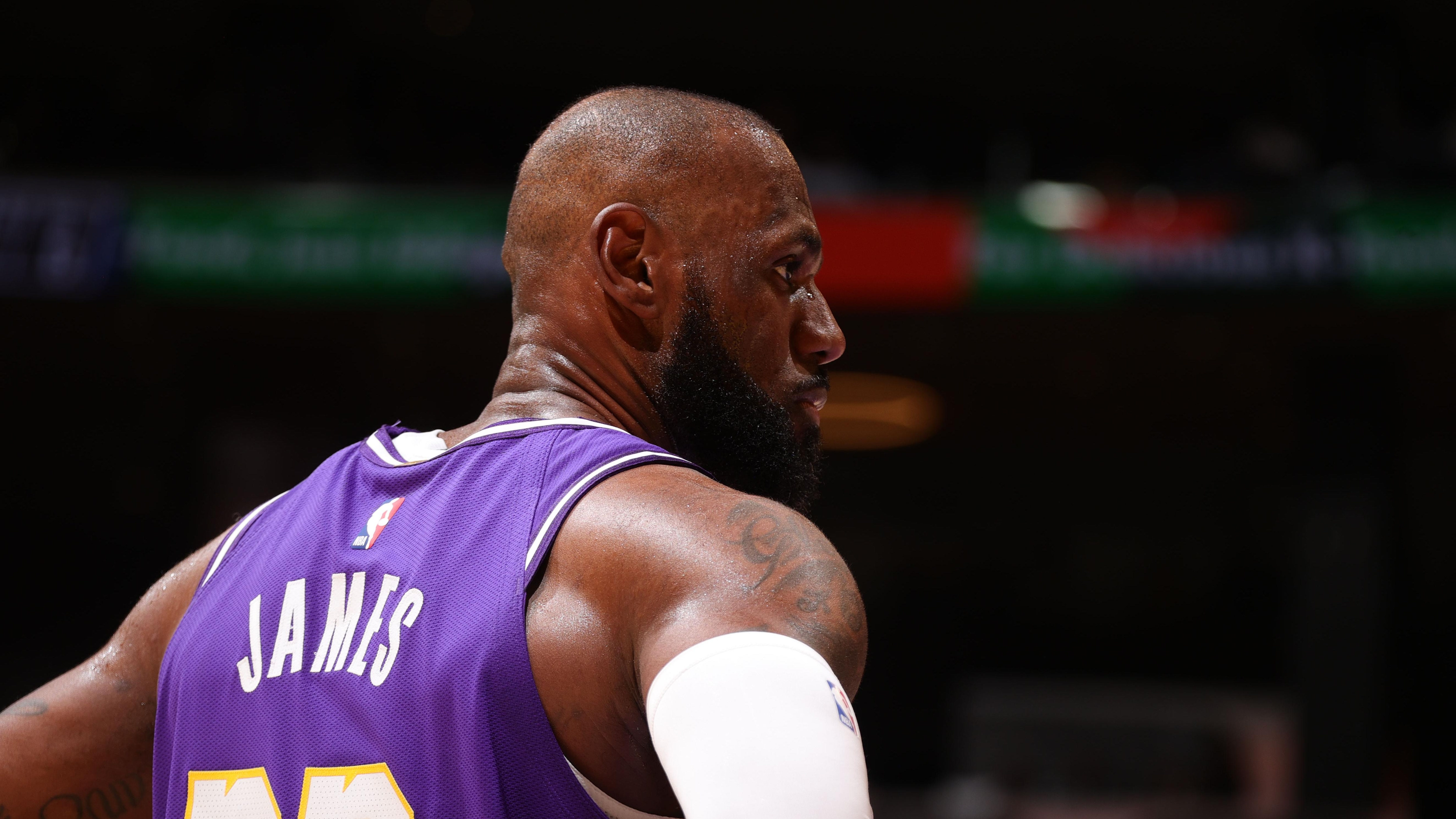 Dallas Mavericks v Los Angeles Lakers