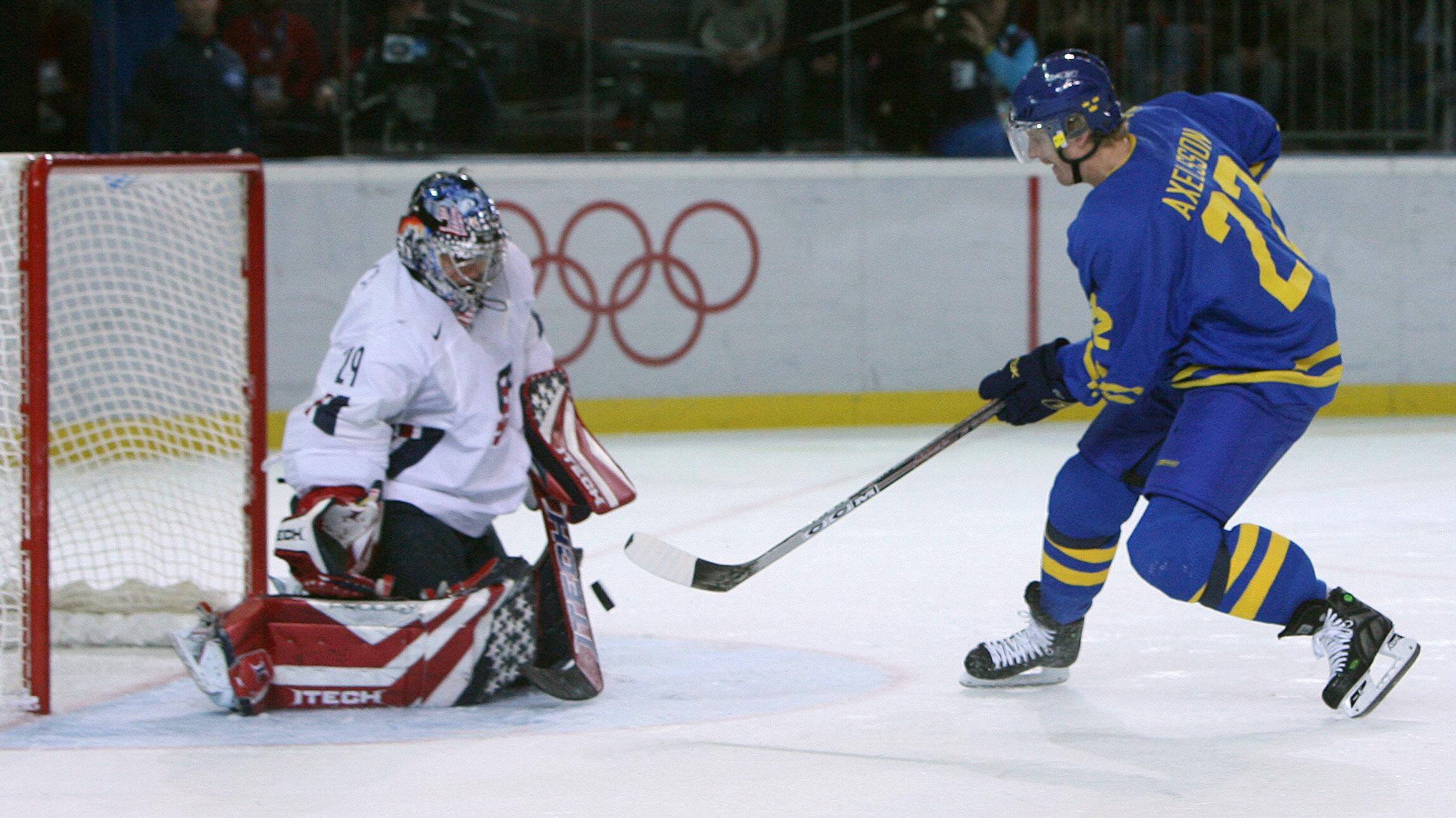 OLY-2006-IHOCKEY-USA-SWE