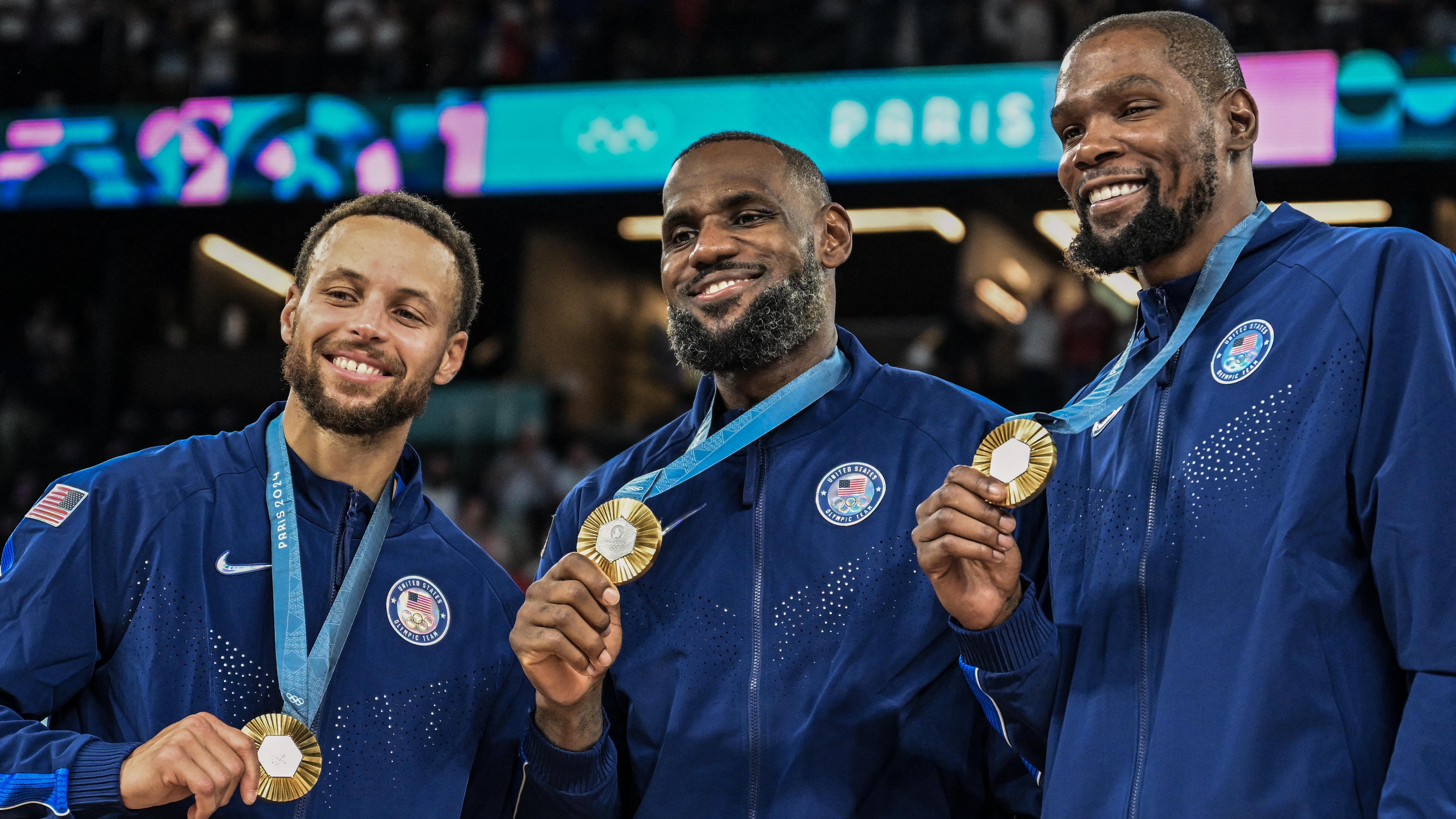 TOPSHOT-BASKETBALL-OLY-PARIS-2024-FRA-USA-MEDALS