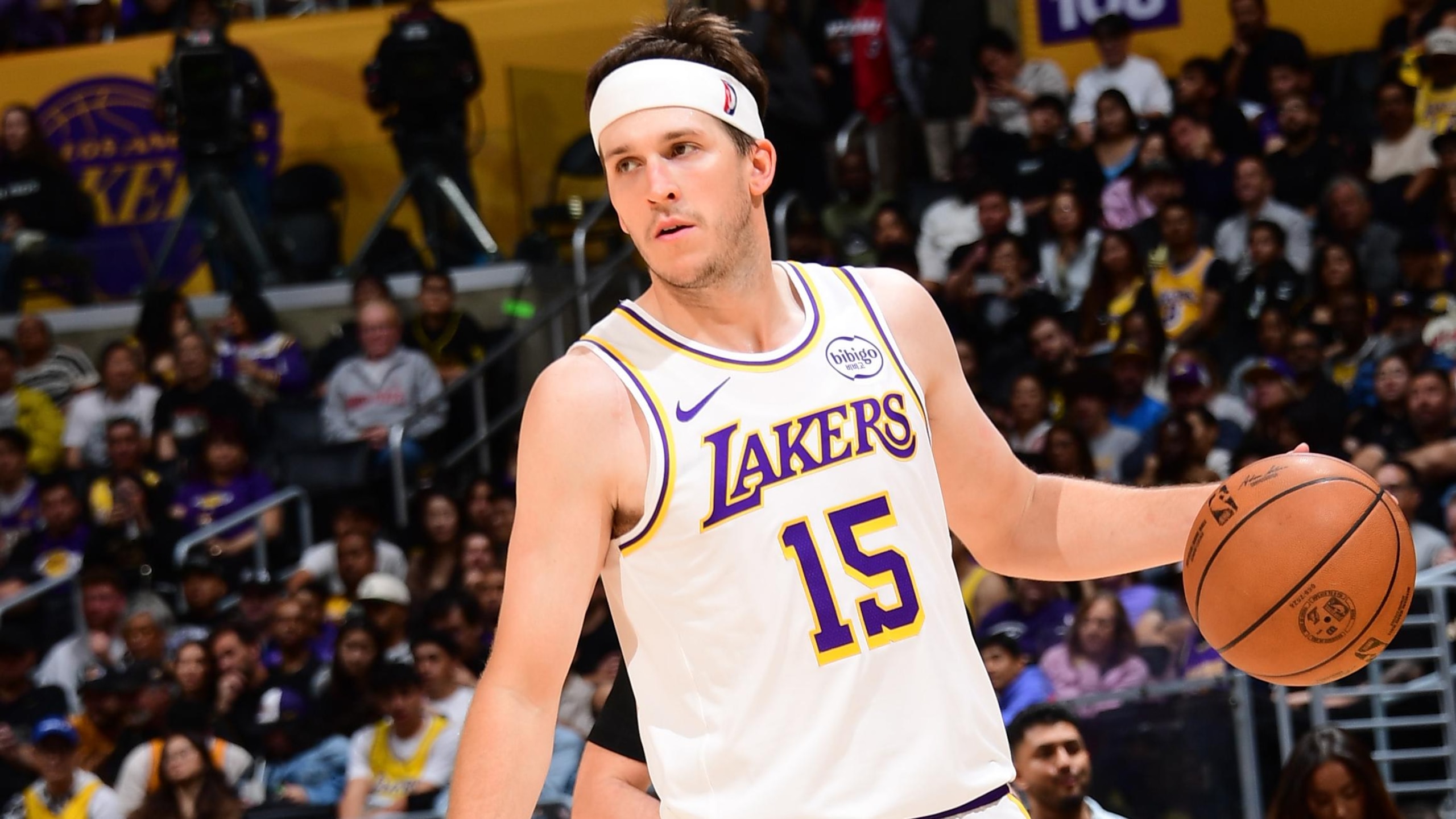 Sacramento Kings v Los Angeles Lakers
