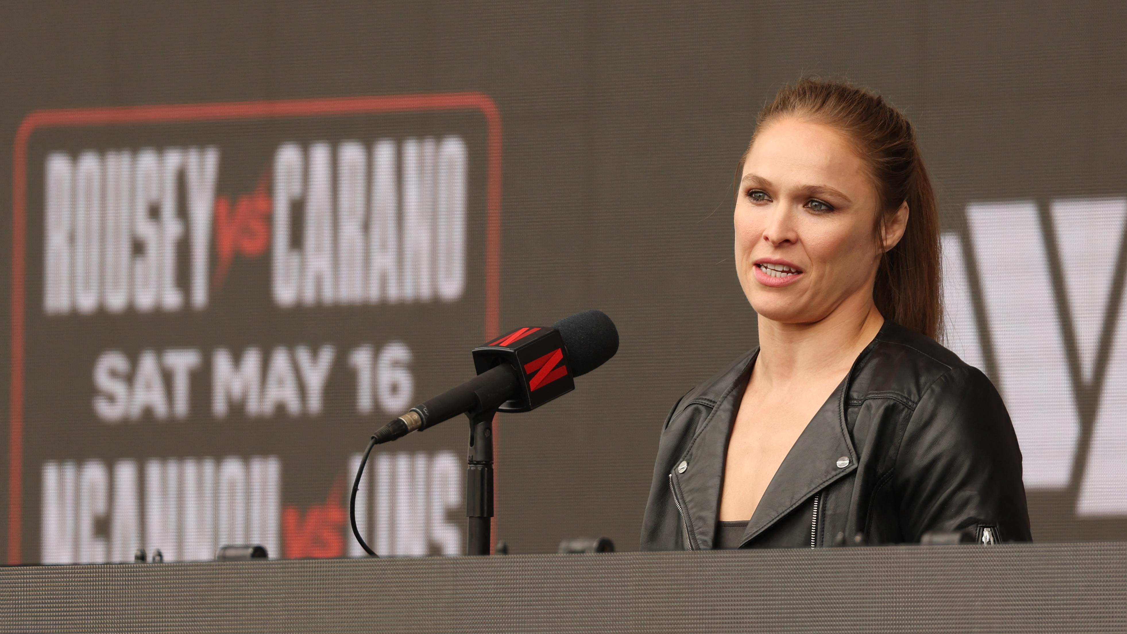 MMA-UFC-USA-ROUSEY-CARINO