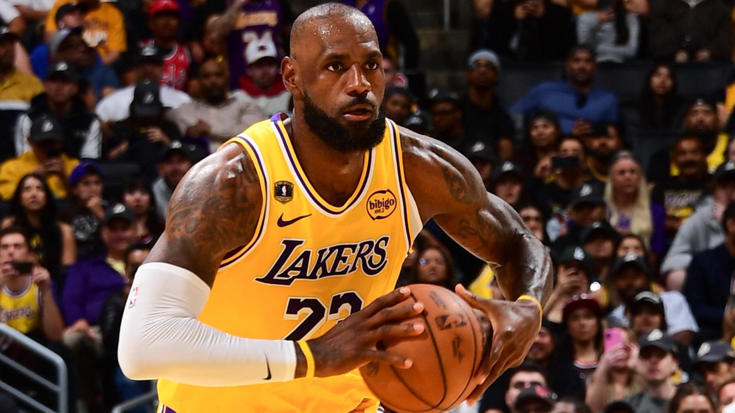 Chicago Bulls v Los Angeles Lakers