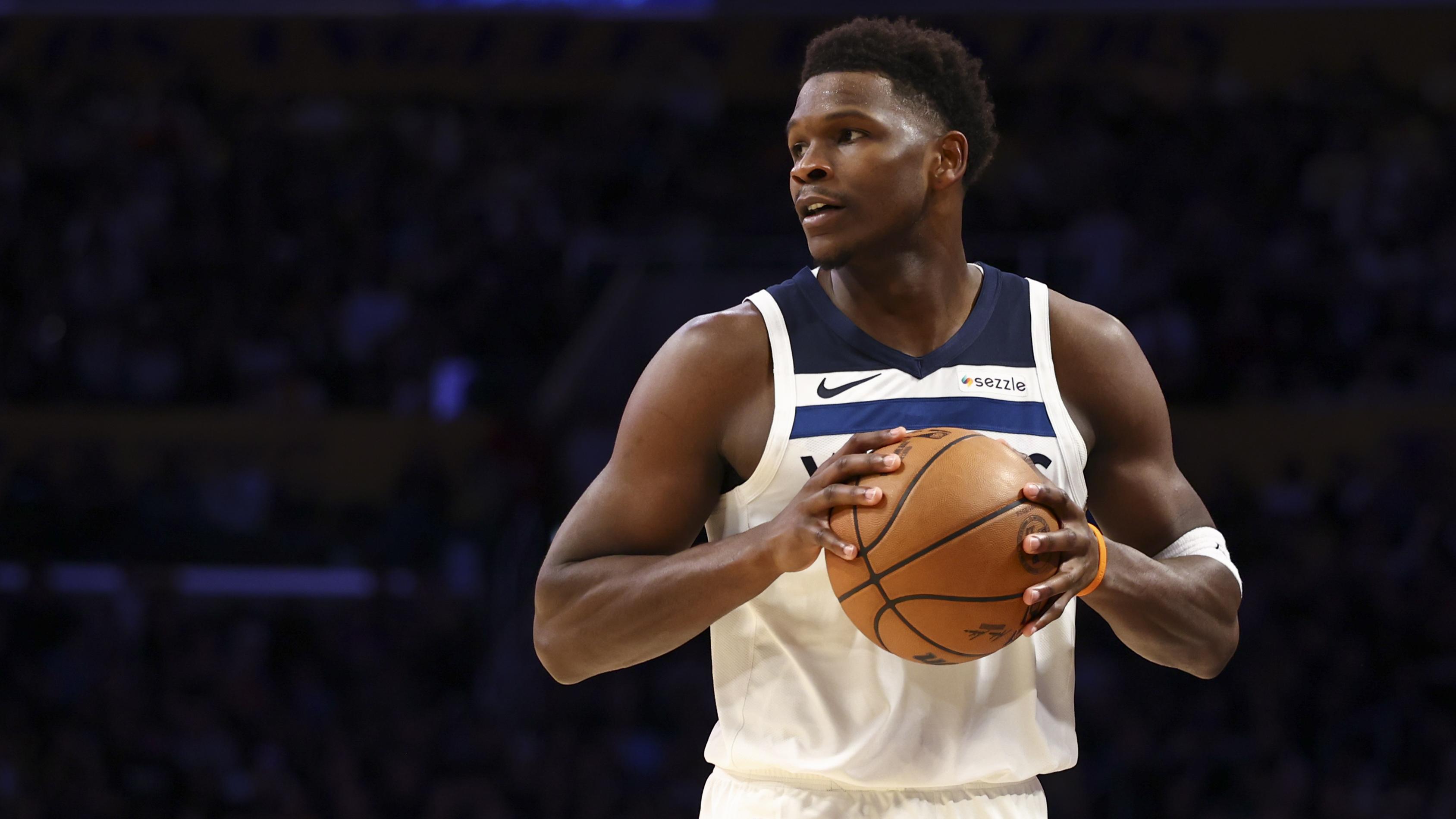 Minnesota TImberwolves v Los Angeles Lakers