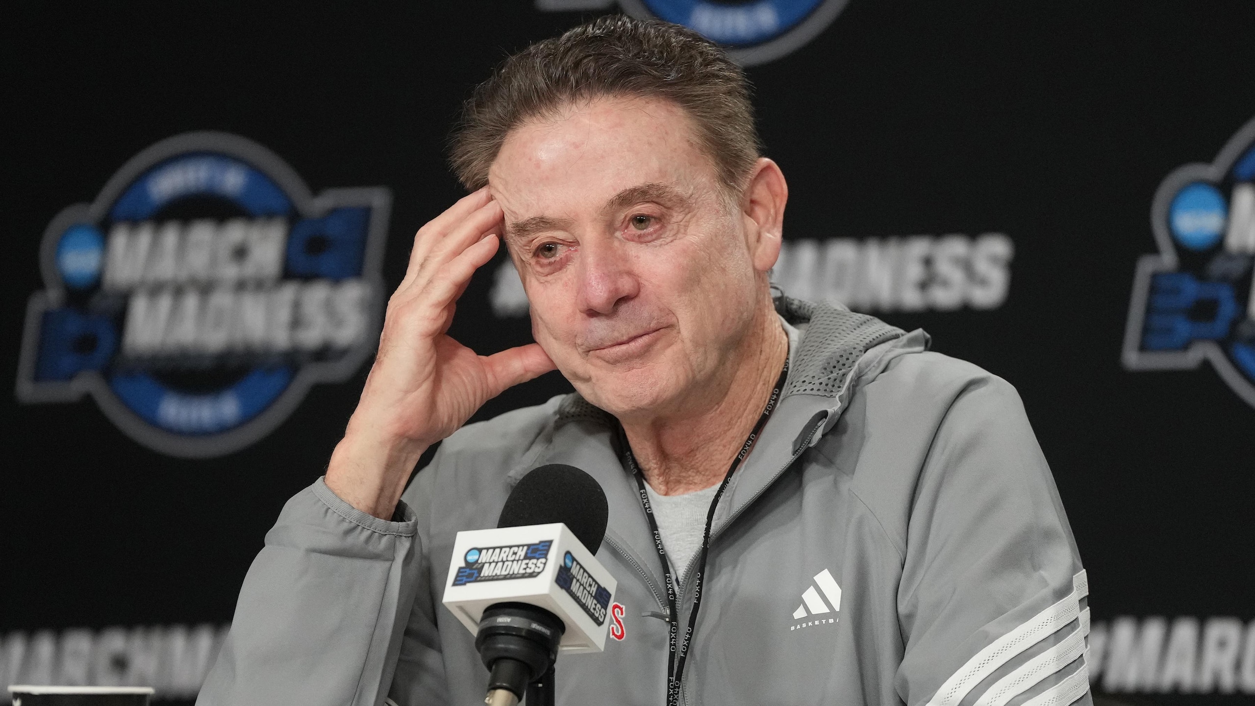 Pitino Trolls Reporter 😆 Pitino Trolls Reporter 😆