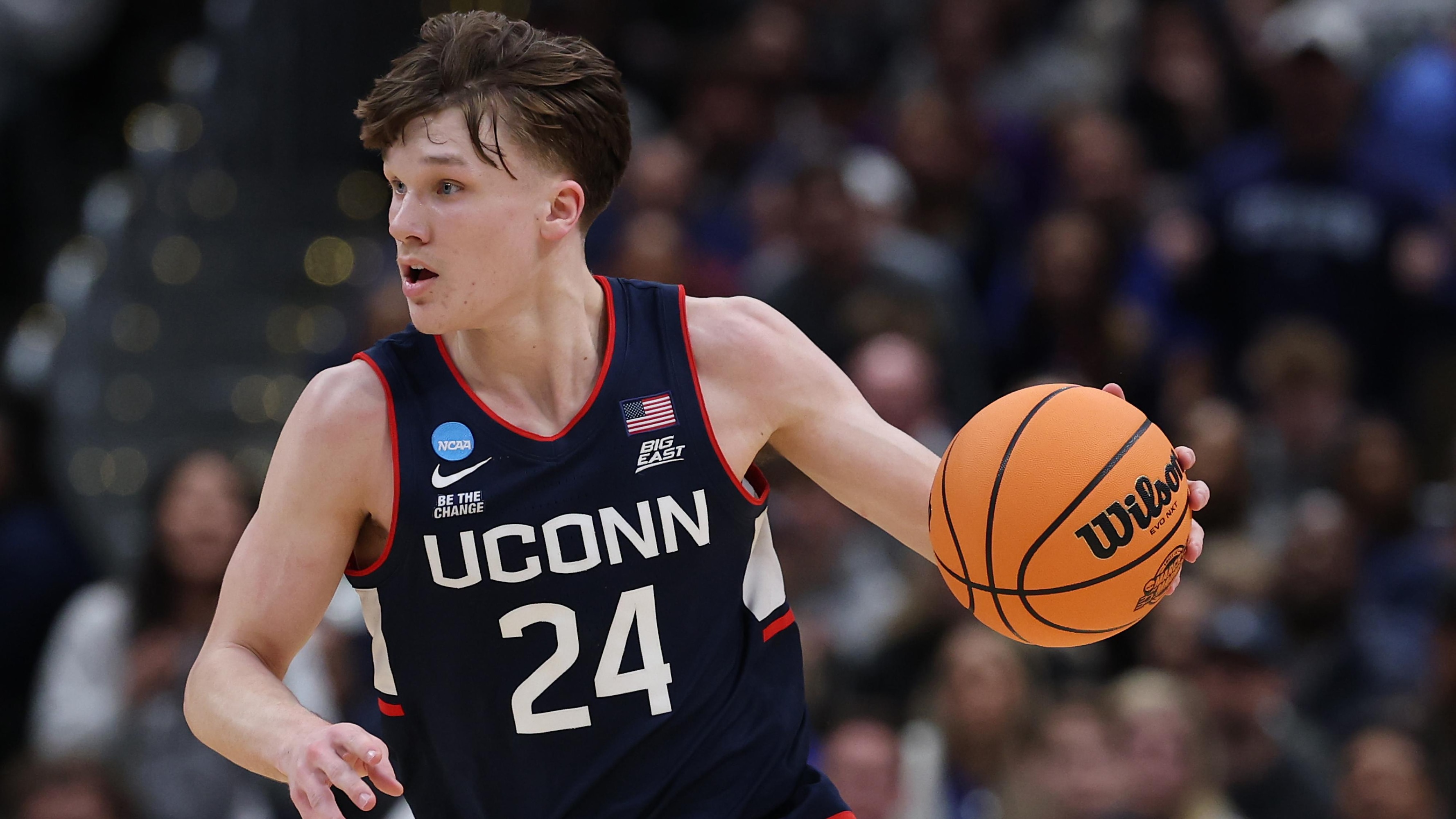 bleacherreport.com - Mike Chiari - UConn Fan's Celebration Video with Baby, Dog Trends After Braylon Mullins' Game-Winner vs. Duke