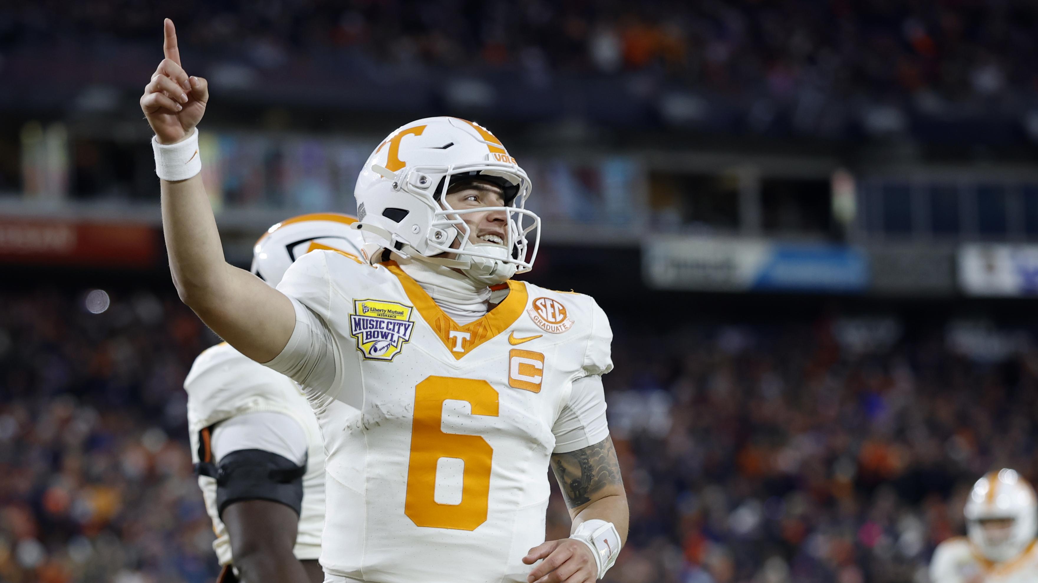 COLLEGE FOOTBALL: DEC 30 Music City Bowl Tennessee vs Illinois