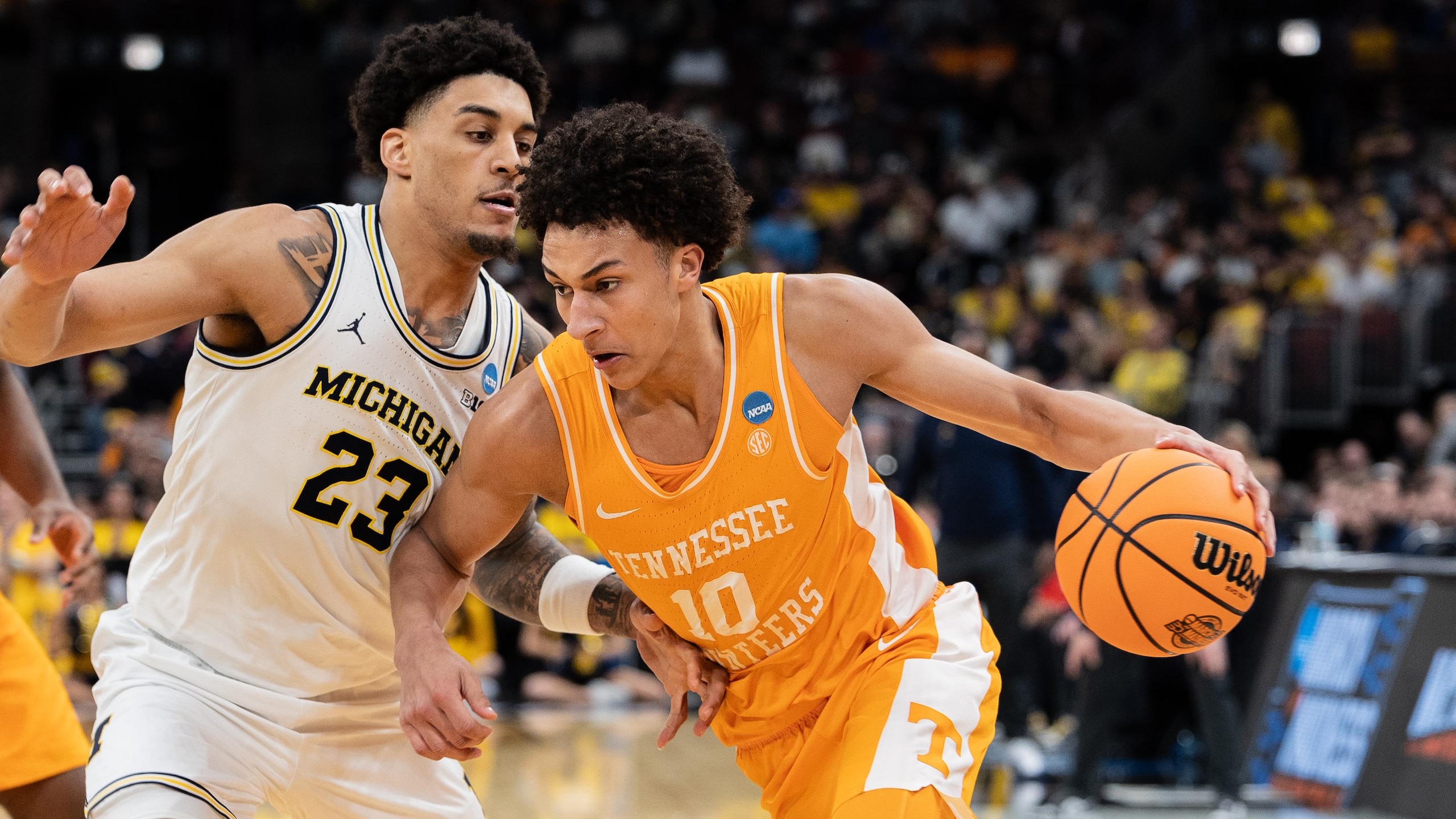 Nate Ament (R) of the Tennessee Volunteers in action against