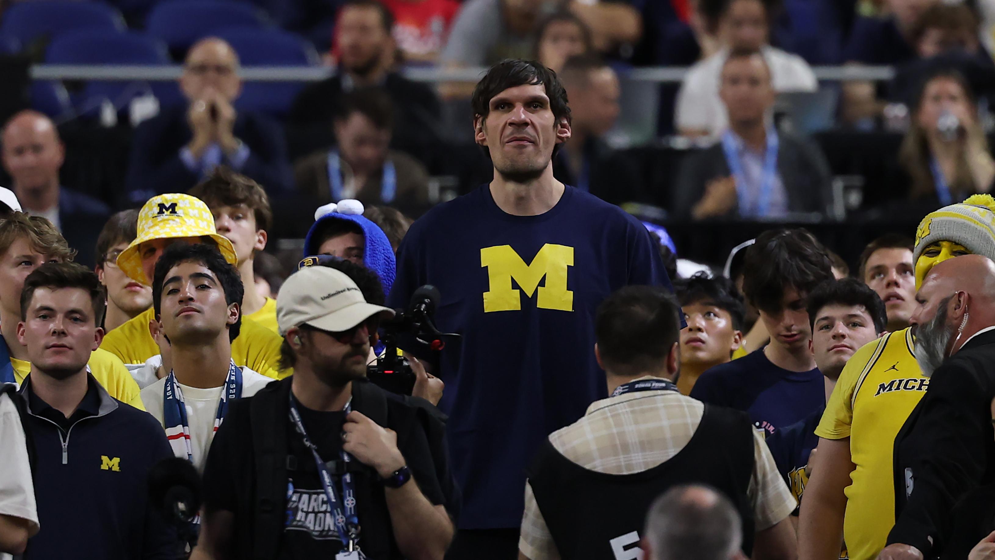 bleacherreport.com - Andrew Peters - Viral Florida Fan Links with 7'4' Boban Marjanović at CBB Title Game in Trending Video