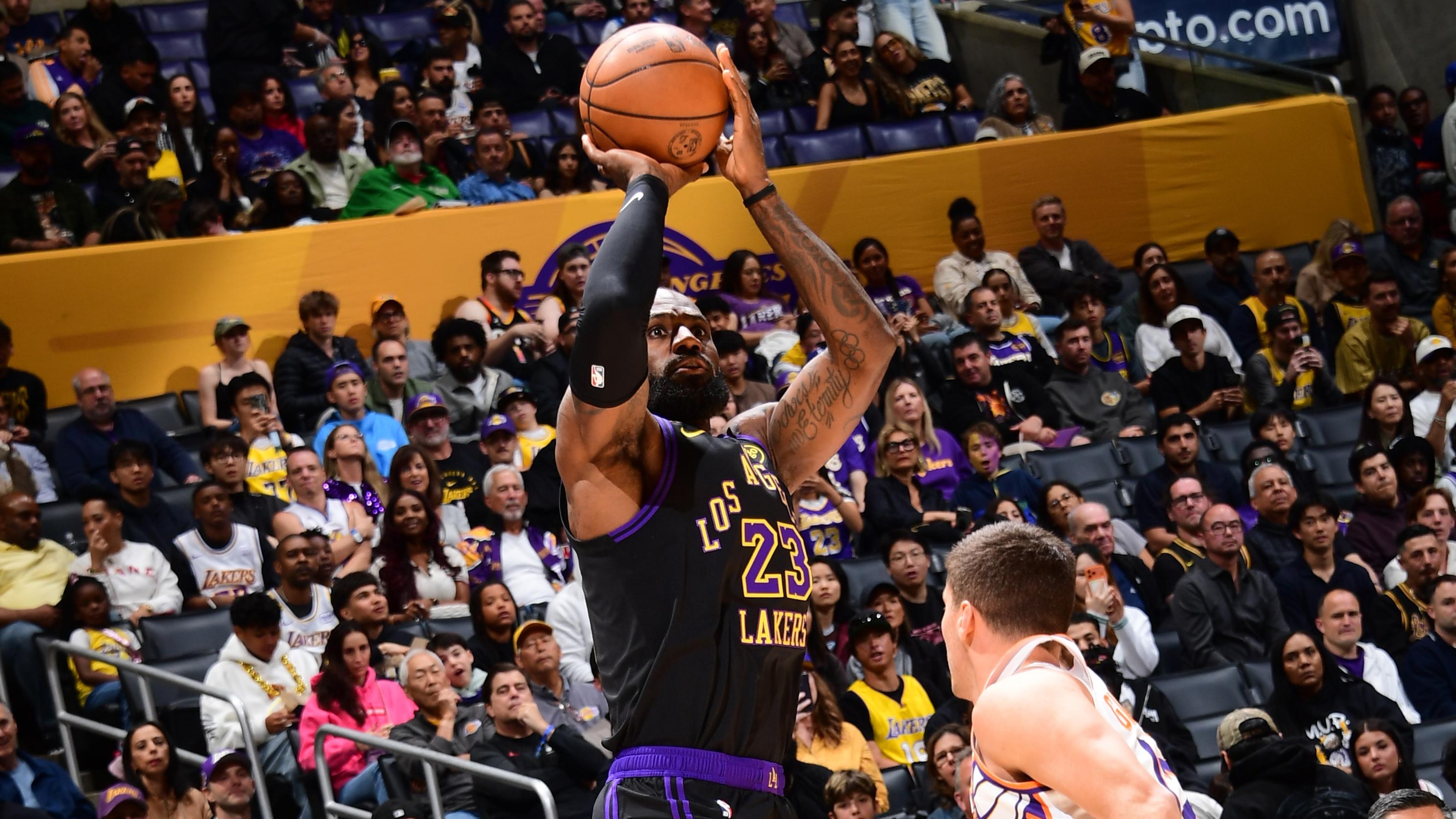 Ο ΛεΜπρόν γράφει ιστορία στο ΝΒΑ, συμμετέχει στον Κρις Πολ, περισσότερα σε βιβλία δίσκων κατά τη διάρκεια των Λέικερς εναντίον Σανς στους Ουάου Φανς