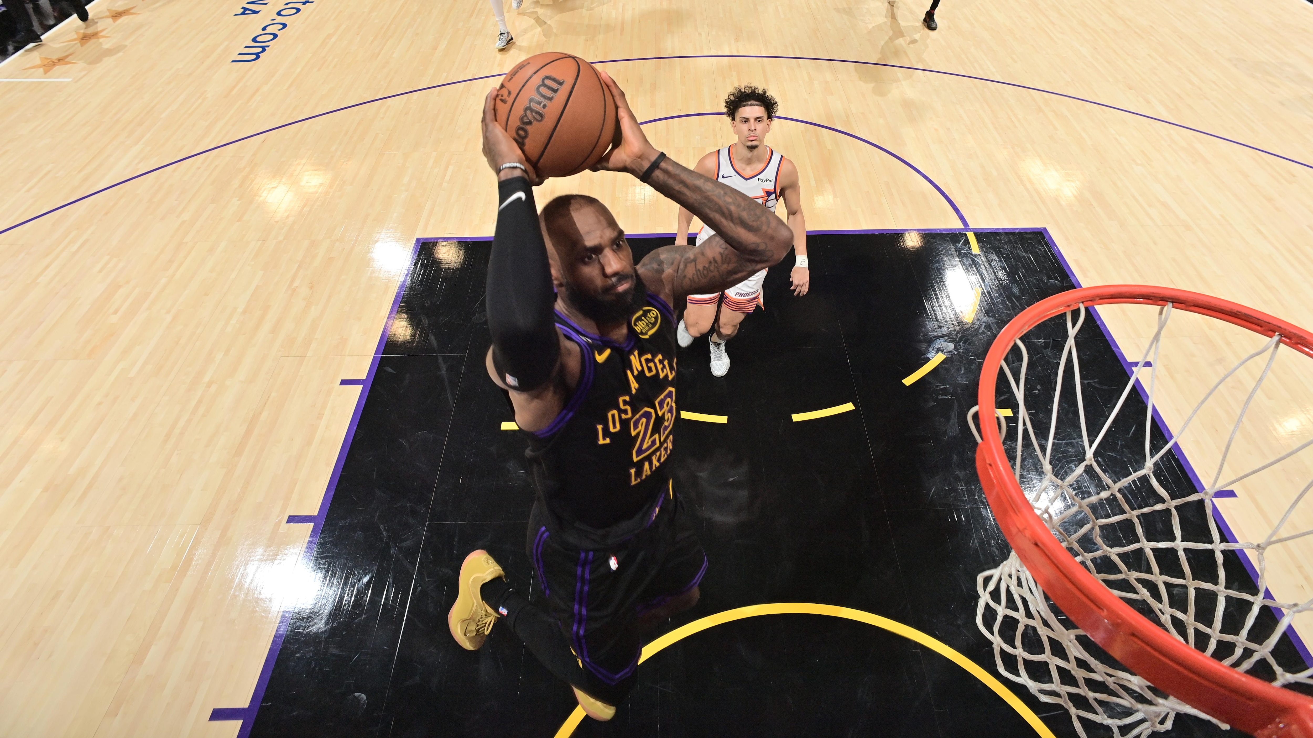 Phoenix Suns v Los Angeles Lakers
