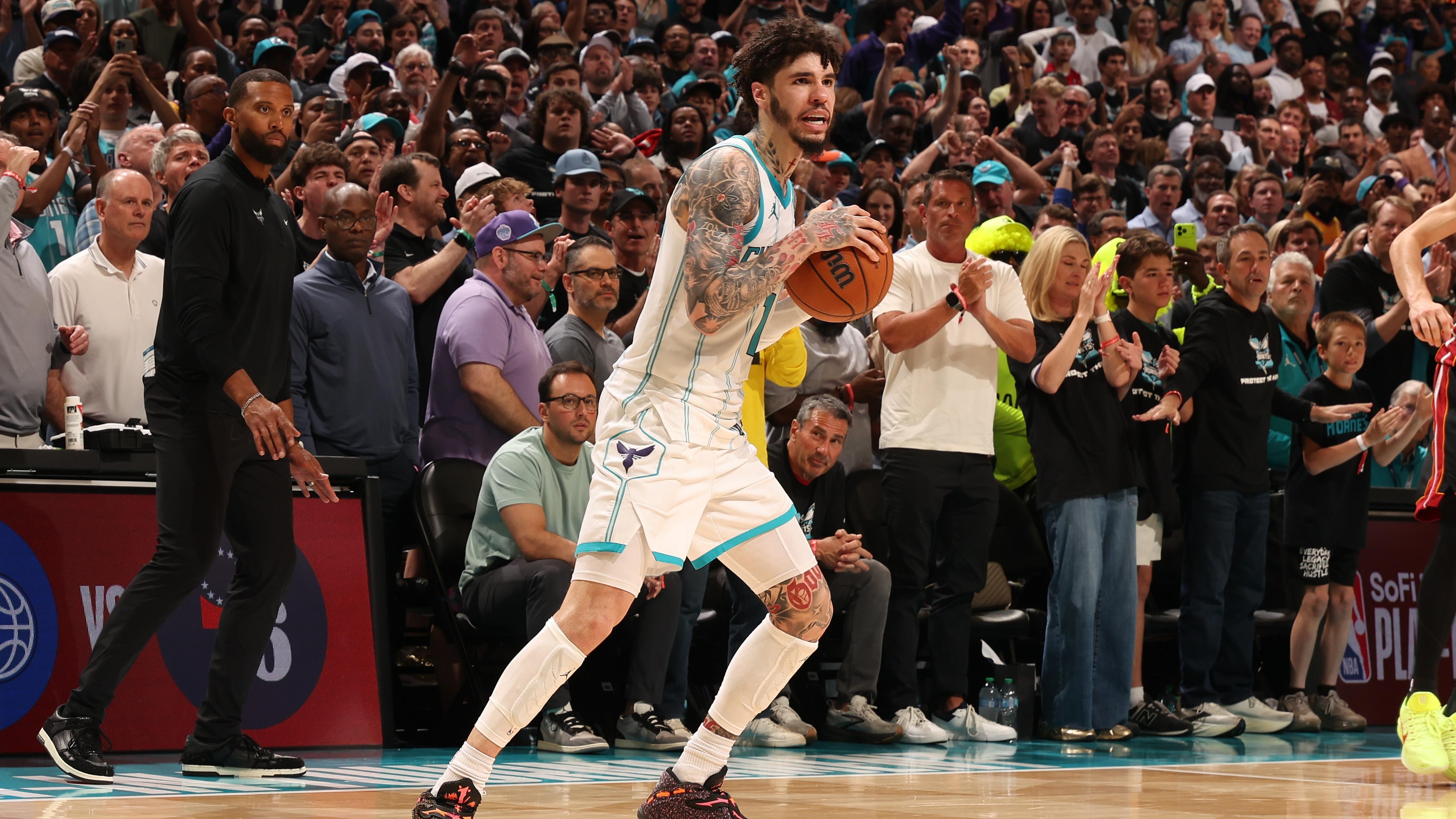 Η τιμωρία της μπάλας LaMelo αποκαλύφθηκε μετά τα ταξίδια των αστεριών των Hornets Bam Adebayo στο παιχνίδι Hornets-Heat Play-In