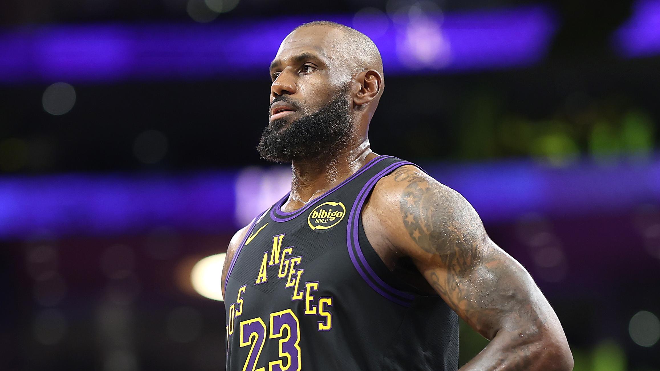 Phoenix Suns v Los Angeles Lakers