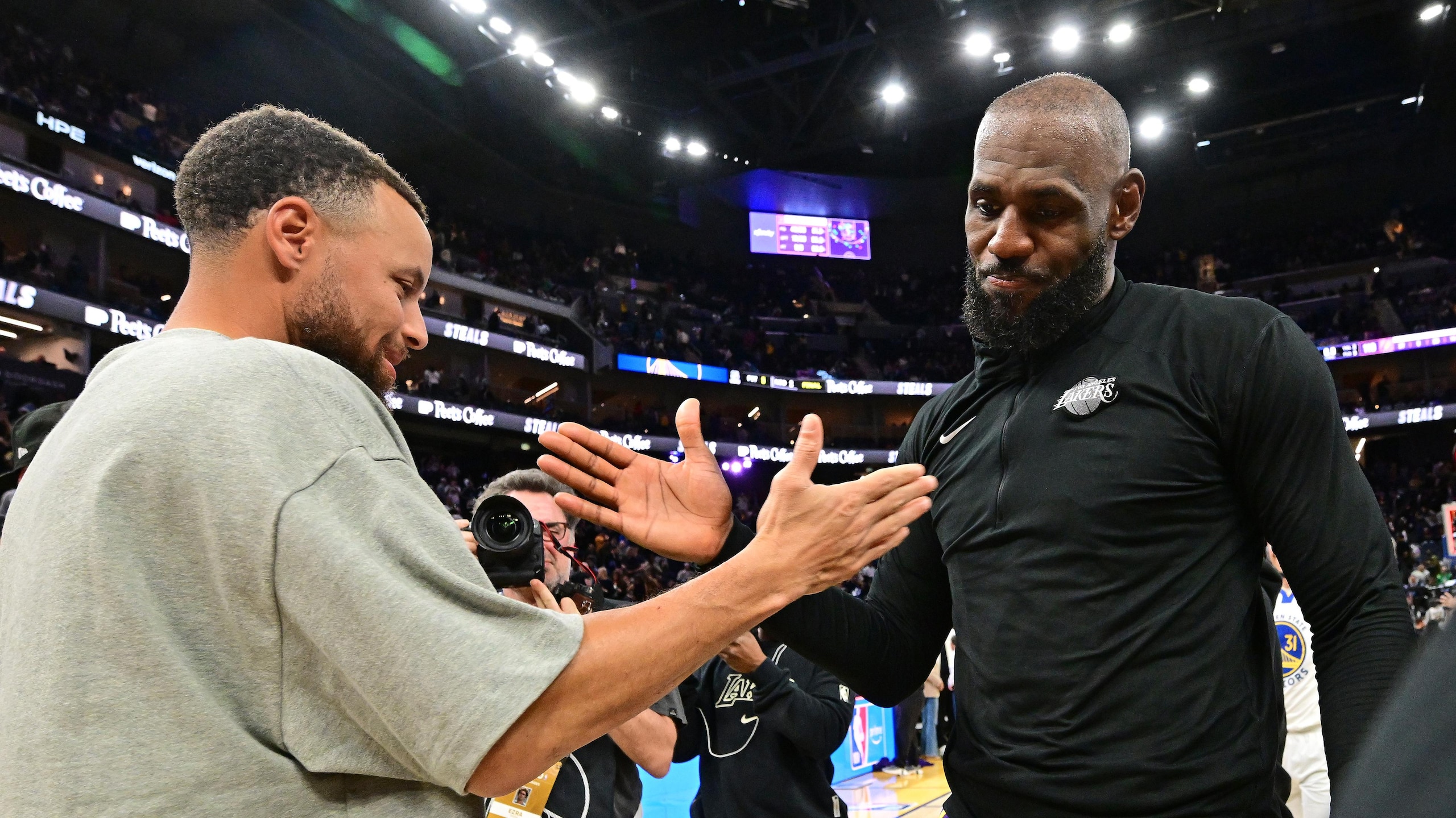 Los Angeles Lakers v Golden State Warriors
