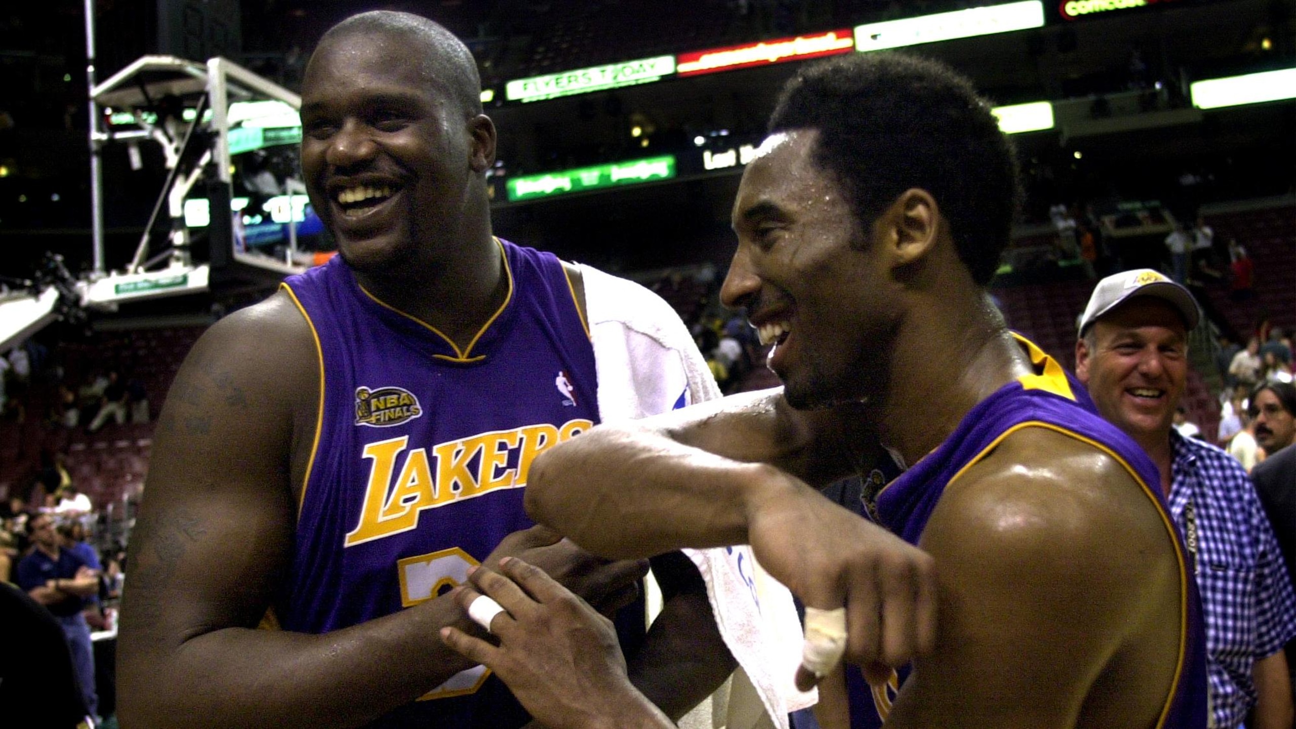 031390.SP.0613.lakers9.WS  Lakers Shaquille O'Neal and Kobe Bryant celebrate after defeating the 7