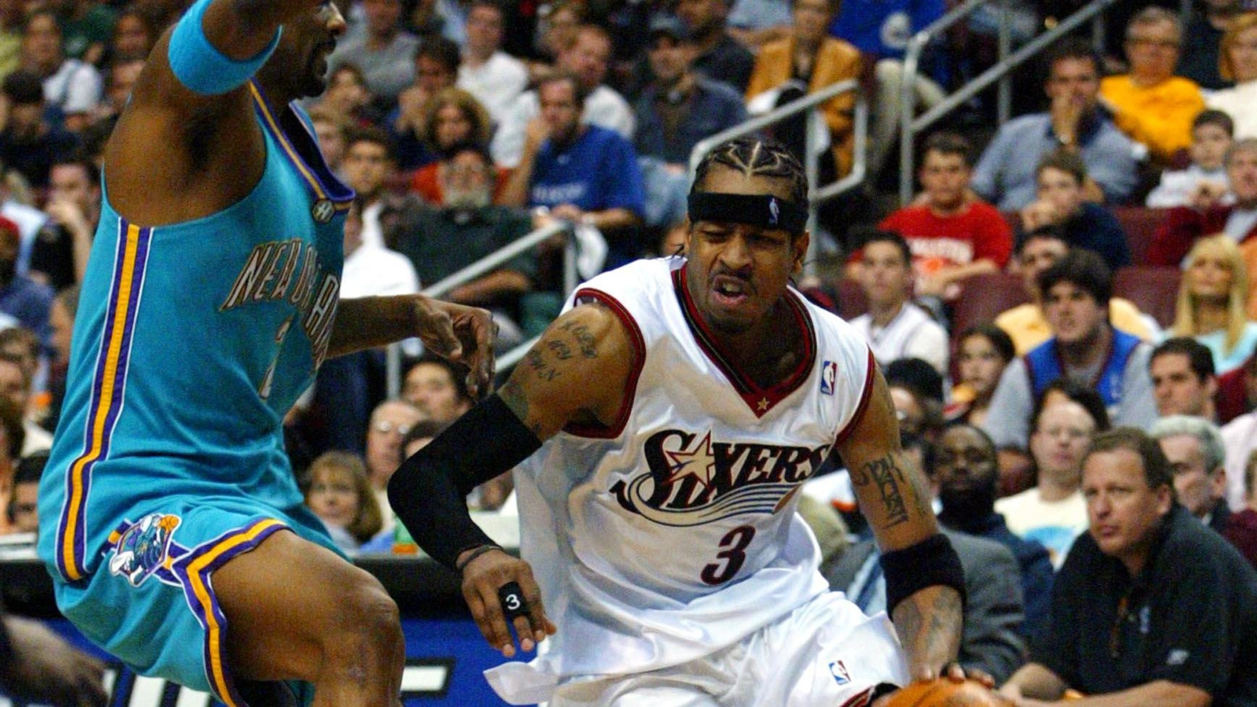 BKN-PLAYOFFS-HORNETS-SIXERS-IVERSON DRIVES AROUND DAVIS