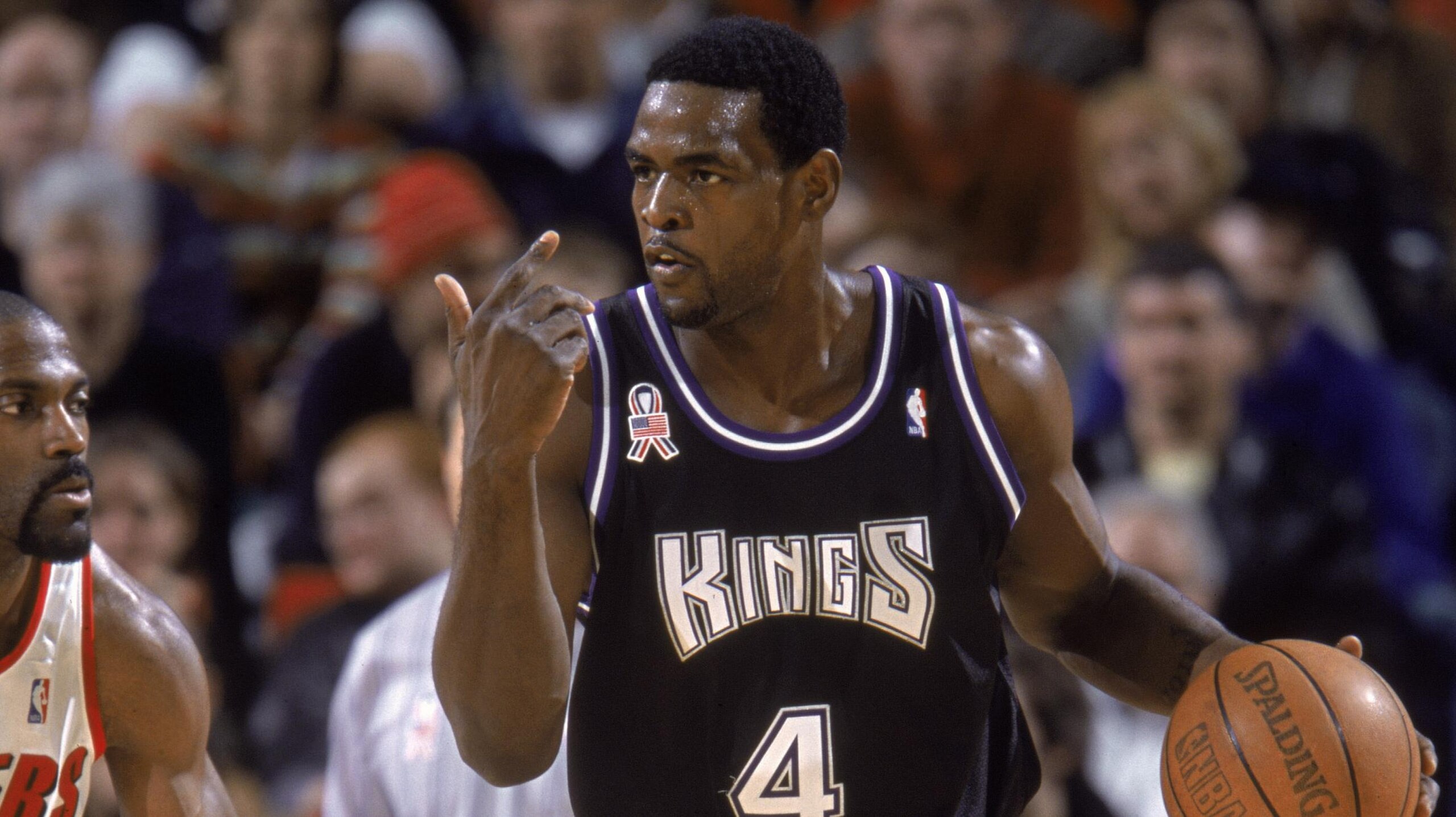 Chris Webber dribbles the ball