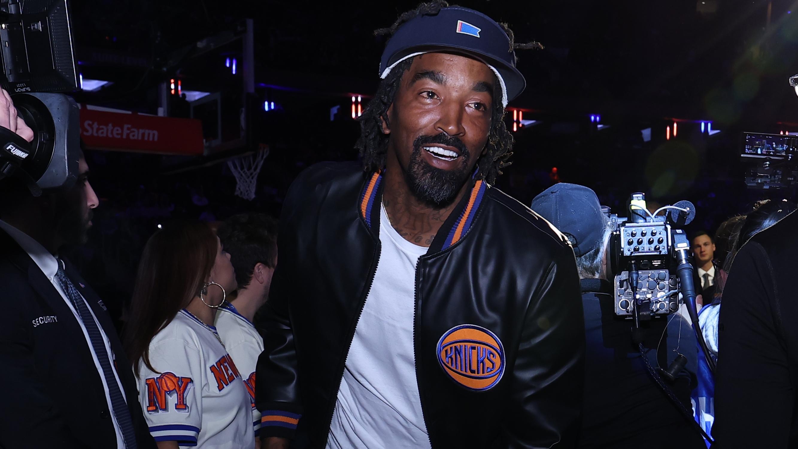 Knicks Fans Trample JR Smith 😳