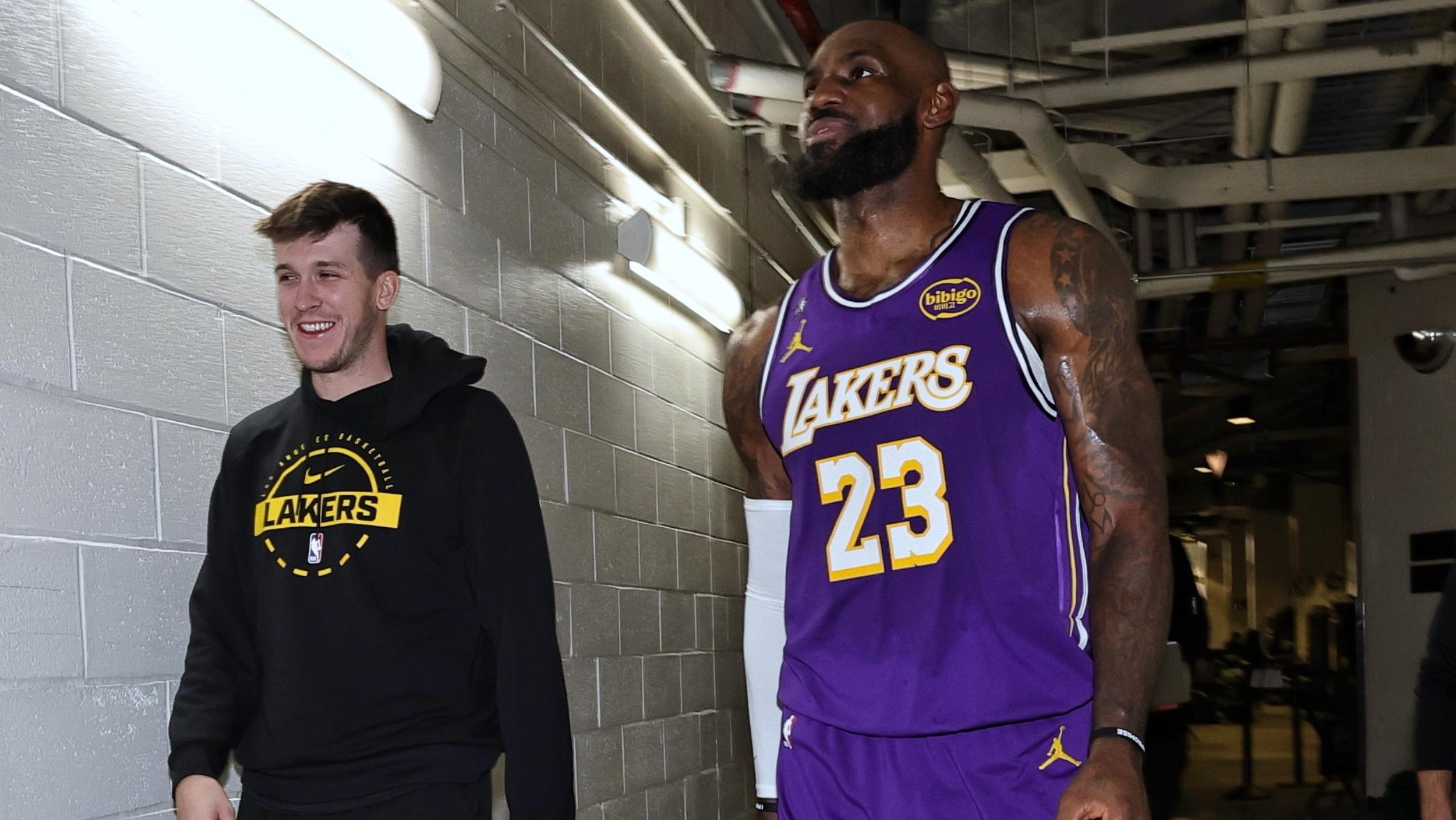 Los Angeles Lakers v New York Knicks