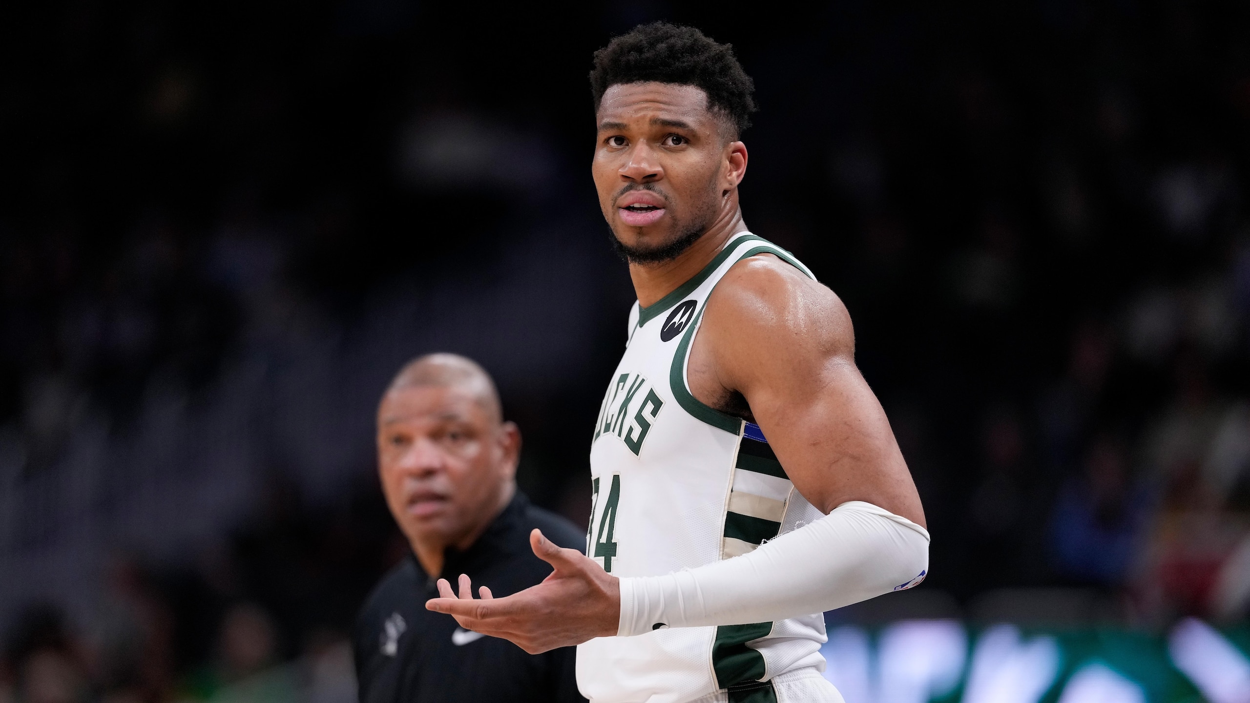 Phoenix Suns v Milwaukee Bucks
