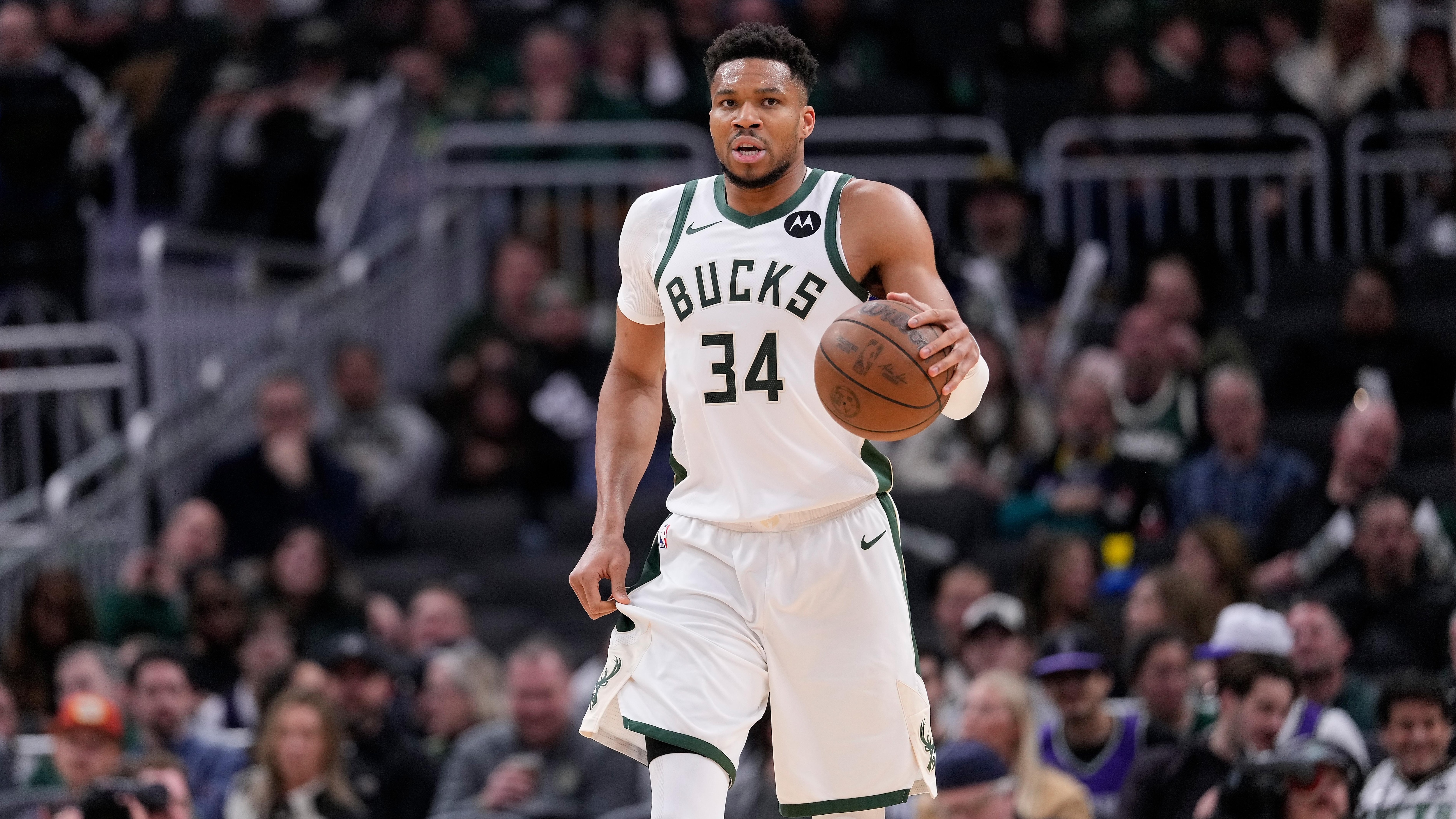 Phoenix Suns v Milwaukee Bucks Phoenix Suns v Milwaukee Bucks