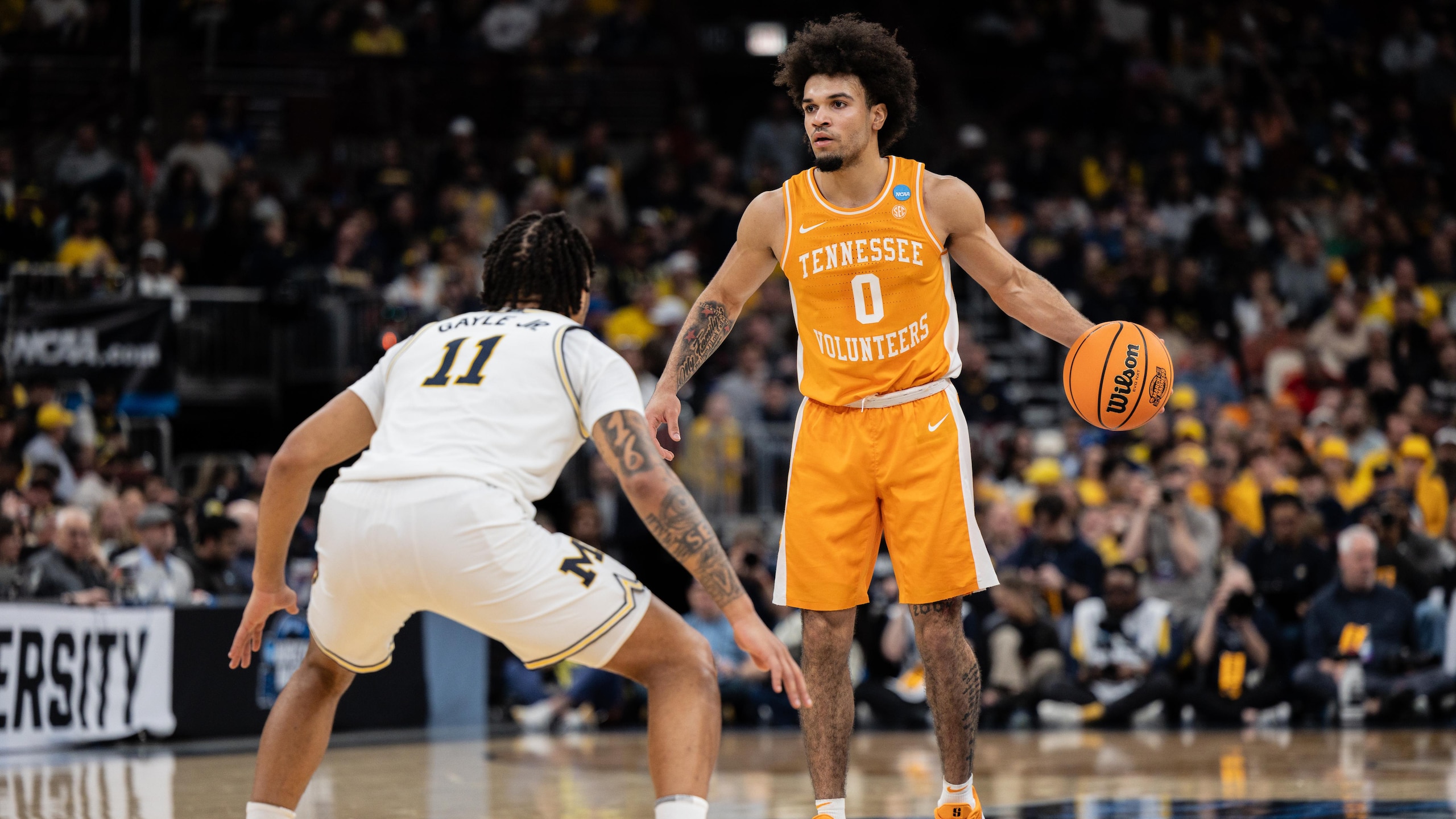 Ja'Kobi Gillespie (R) of the Tennessee Volunteers in