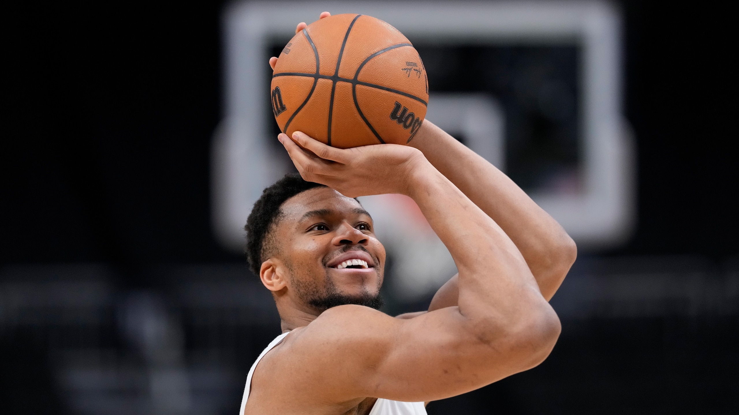 Memphis Grizzlies v Milwaukee Bucks