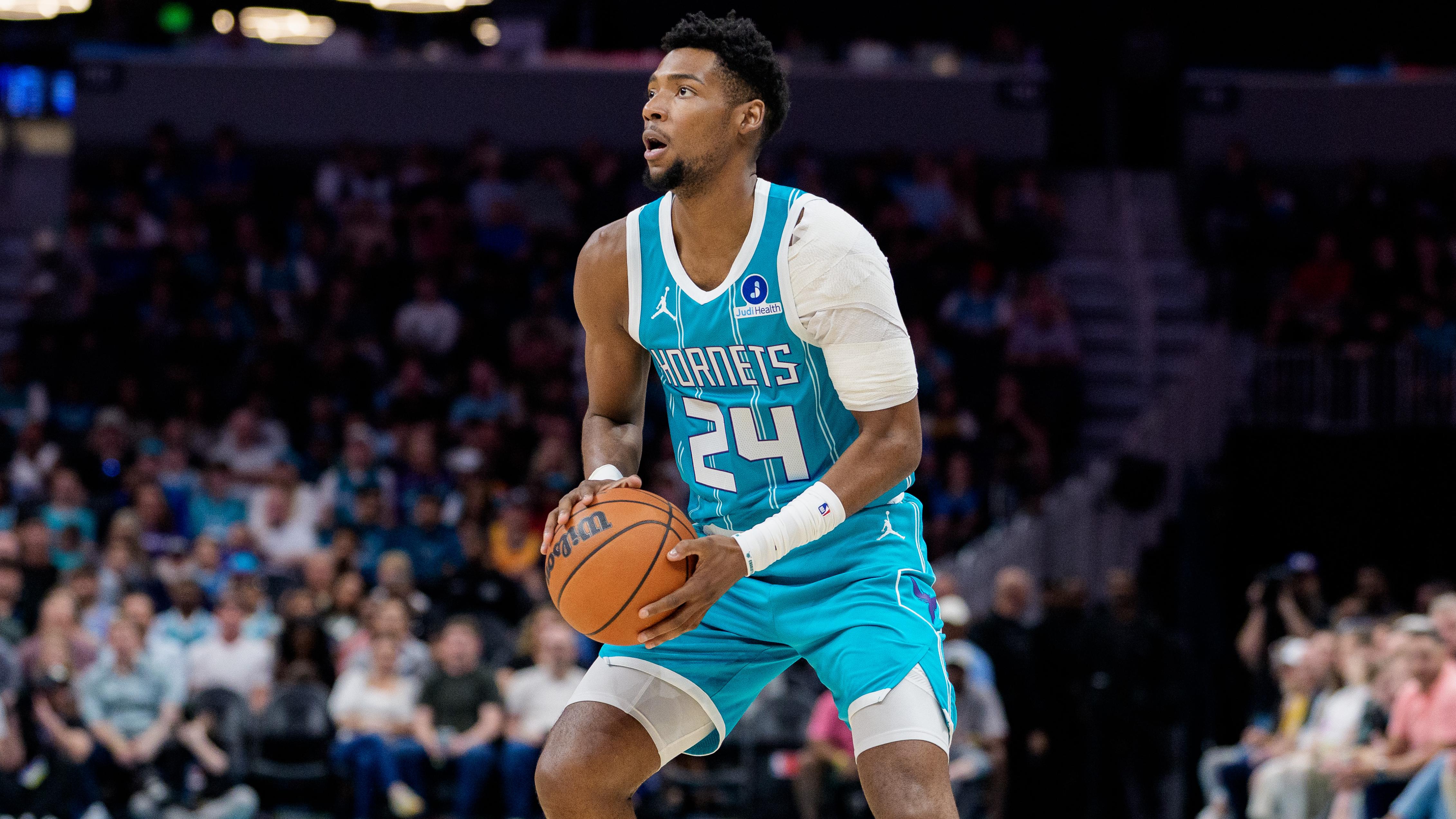 Phoenix Suns v Charlotte Hornets