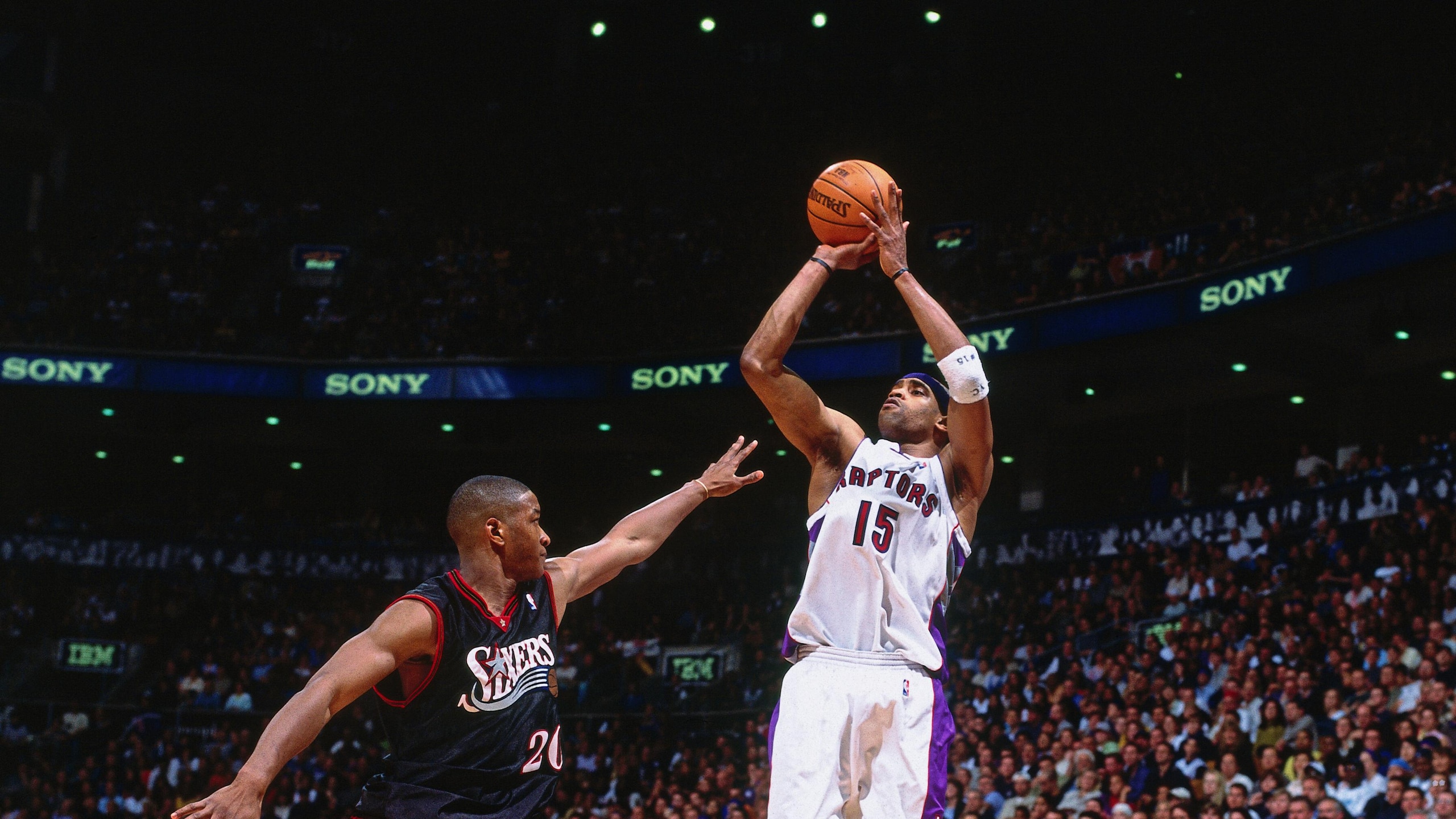 2001 NBA Playoffs: Round Two - Game Three: Philadelphia 76ers v Toronto Raptors
