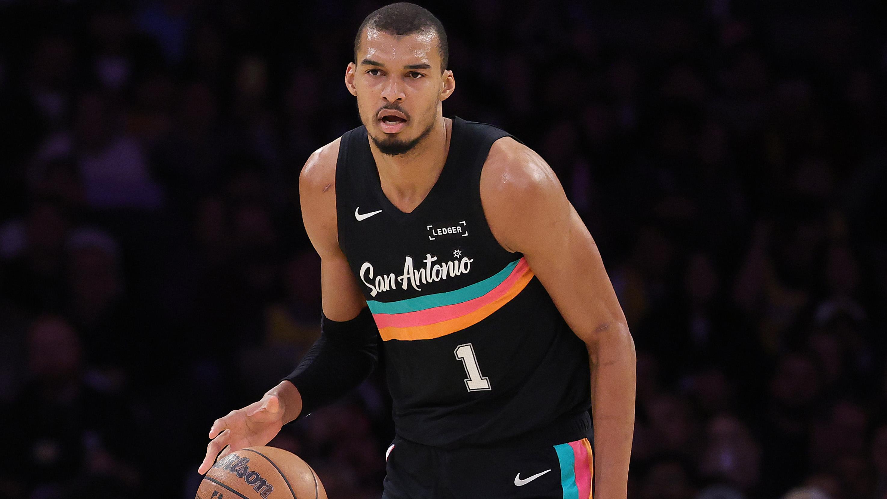San Antonio Spurs v Los Angeles Lakers