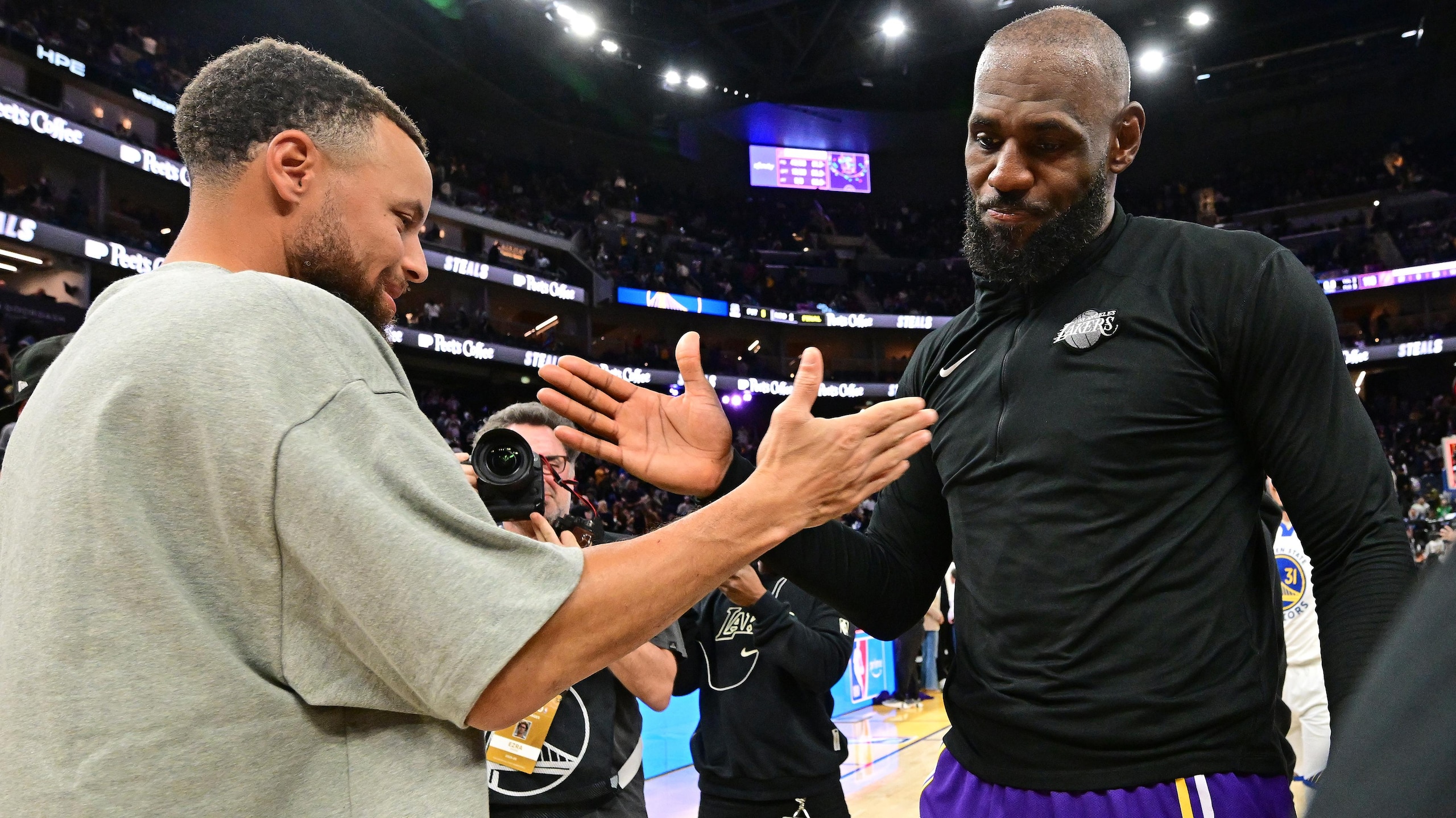 Los Angeles Lakers v Golden State Warriors