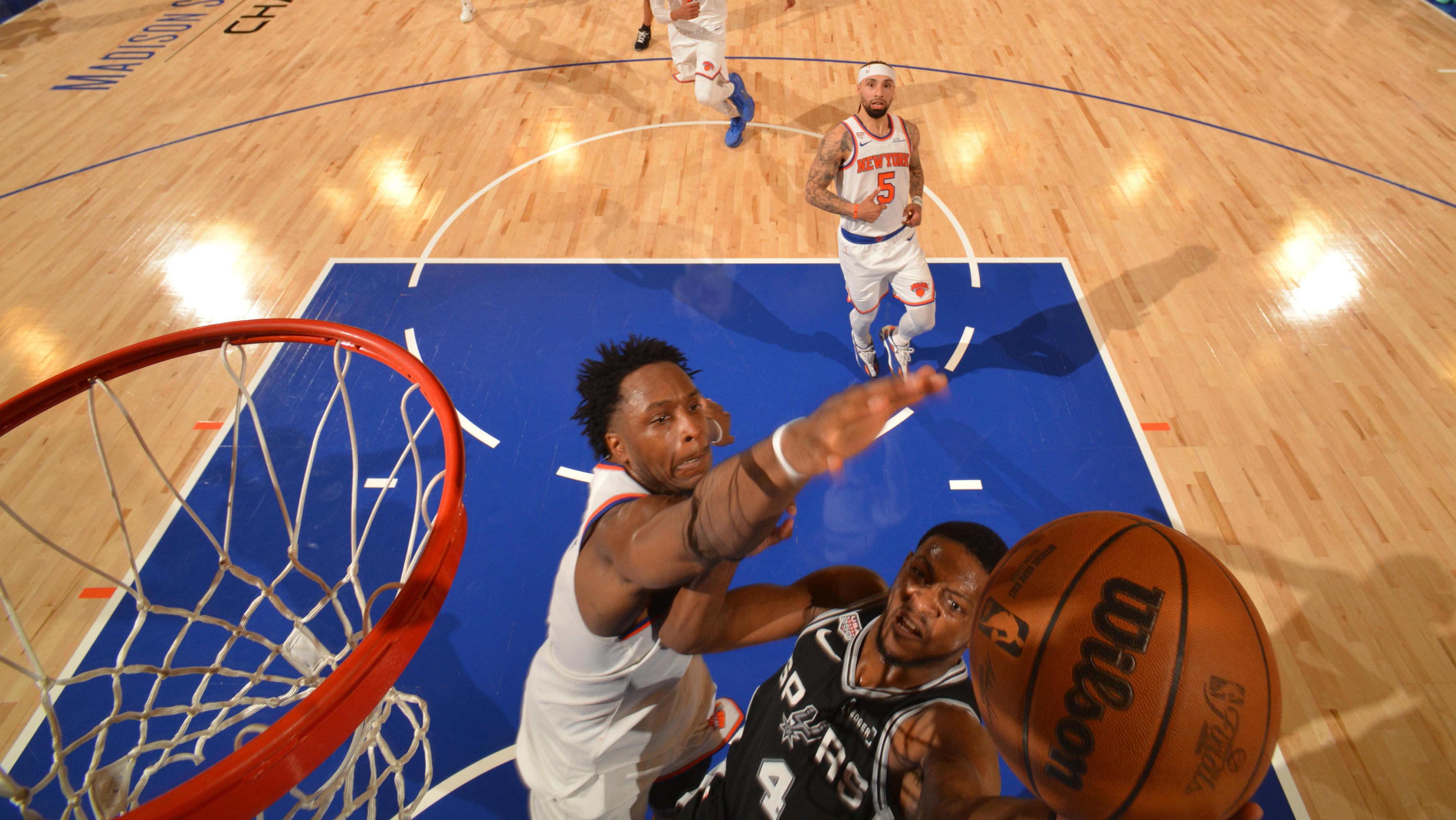 Was De'Aaron Fox Fouled by OG Anunoby? NBA Fans Sound Off on Viral Photo from Knicks' Win vs. Spurs