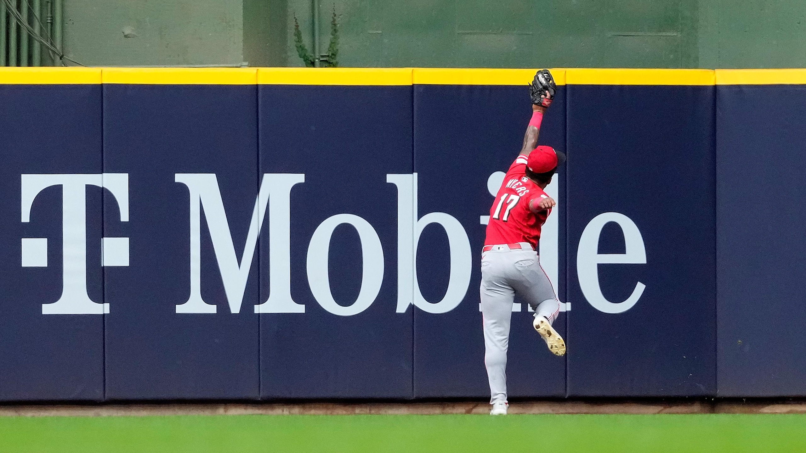 Cincinnati Reds v Milwaukee Brewers