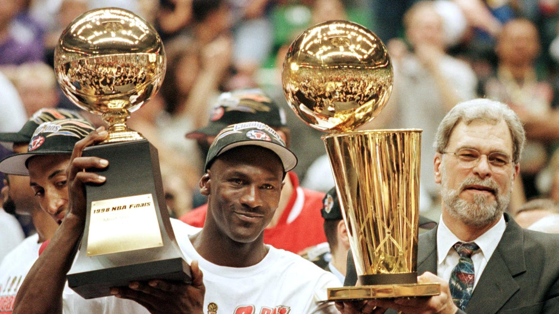 Michael Jordan (L) and Chicago Bulls head coach Ph