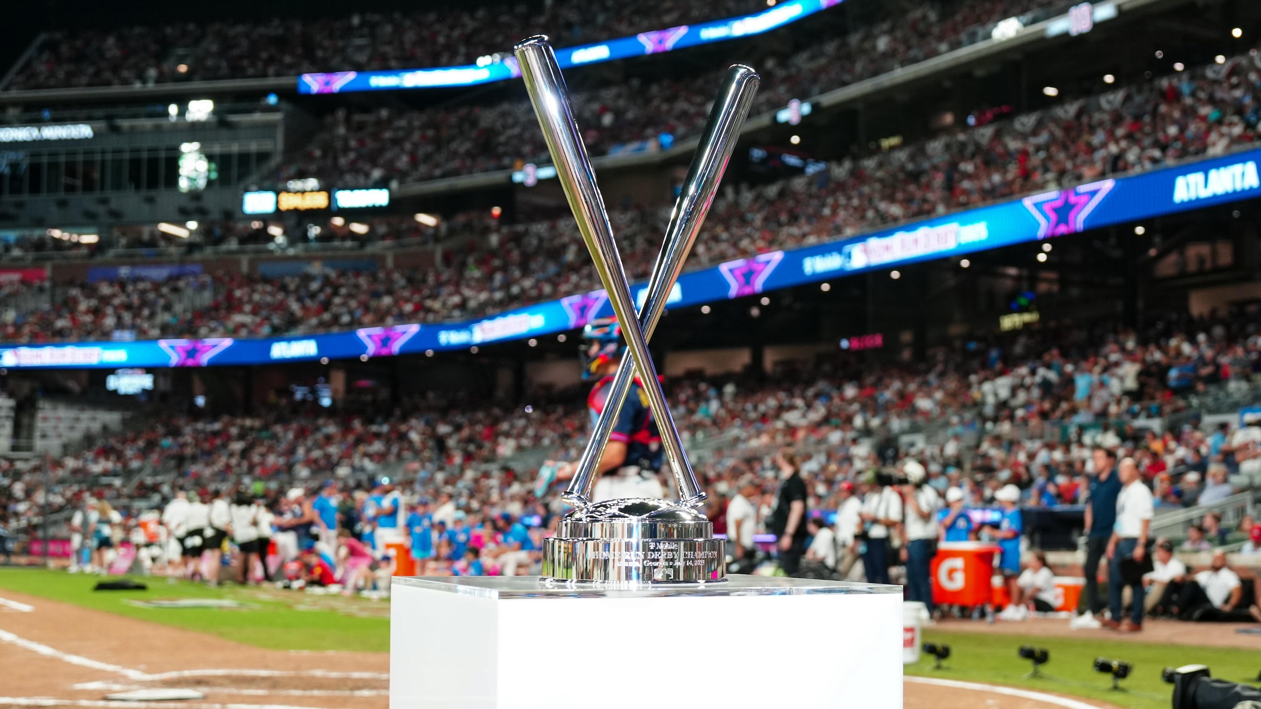 Giant Gloves for HR Derby 😮