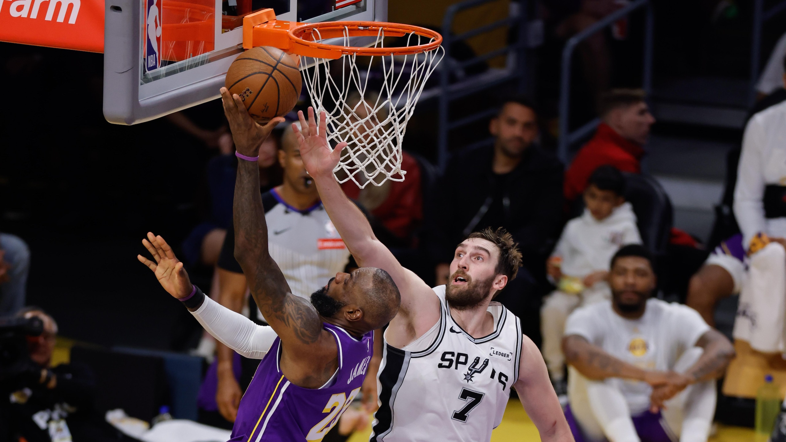 Luke Kornet Recruits Bron 🤣