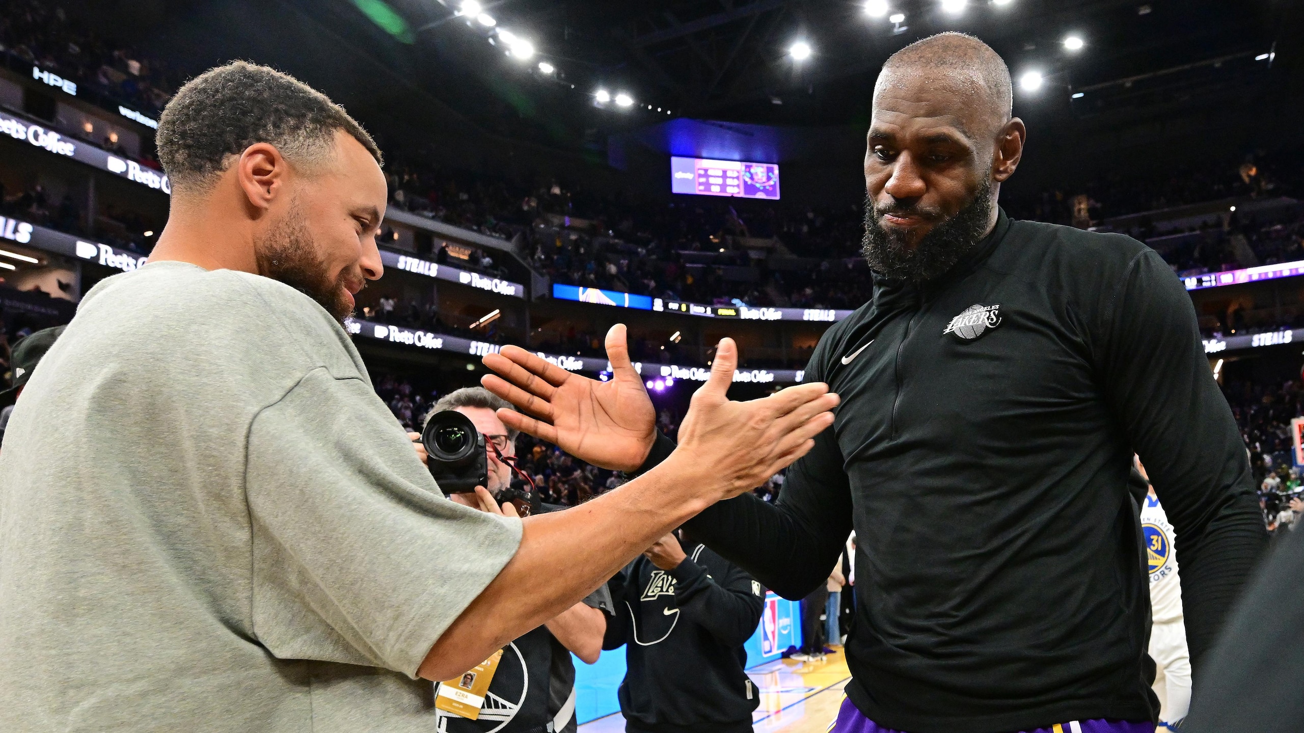 Los Angeles Lakers v Golden State Warriors