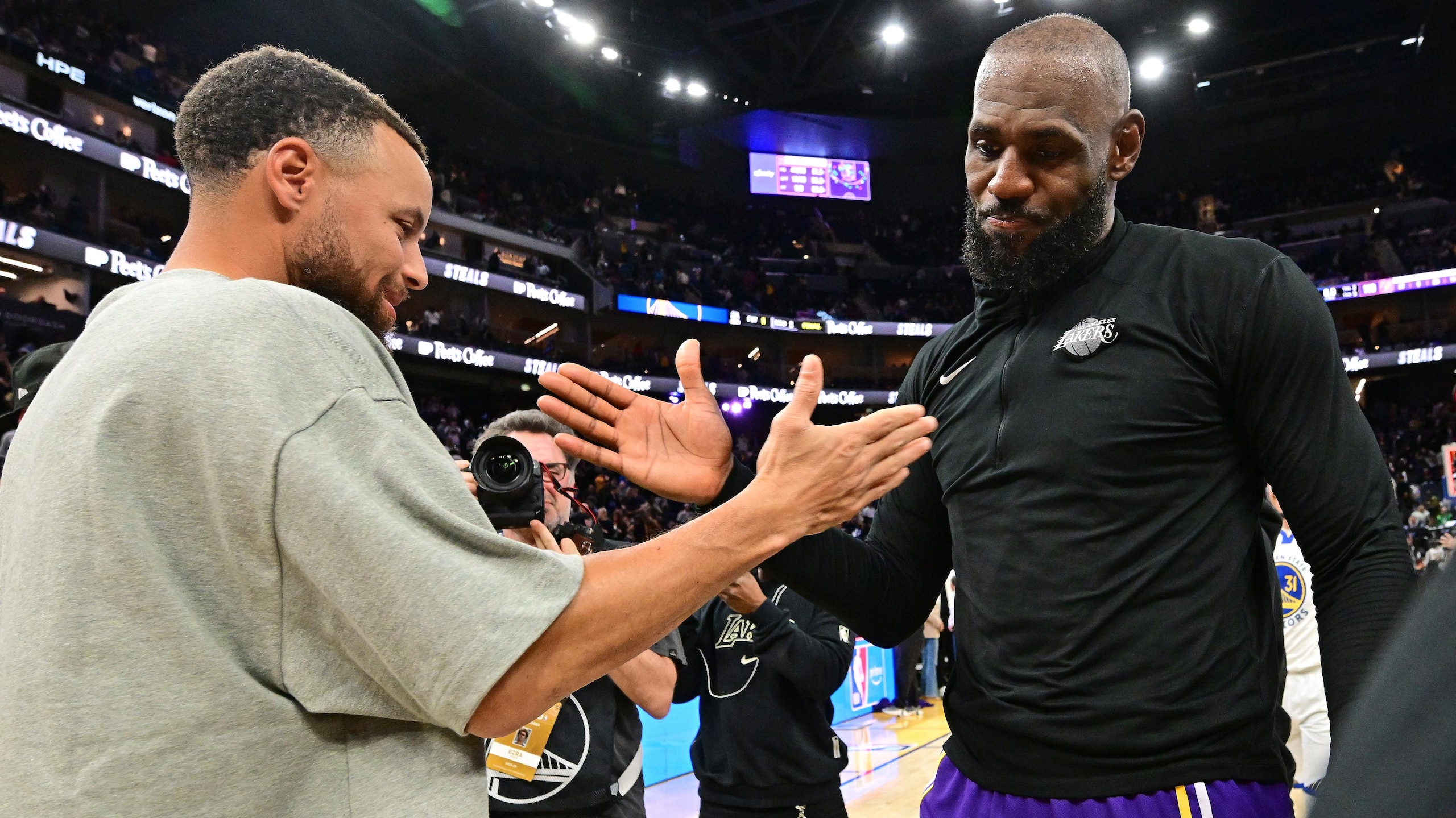 Los Angeles Lakers v Golden State Warriors