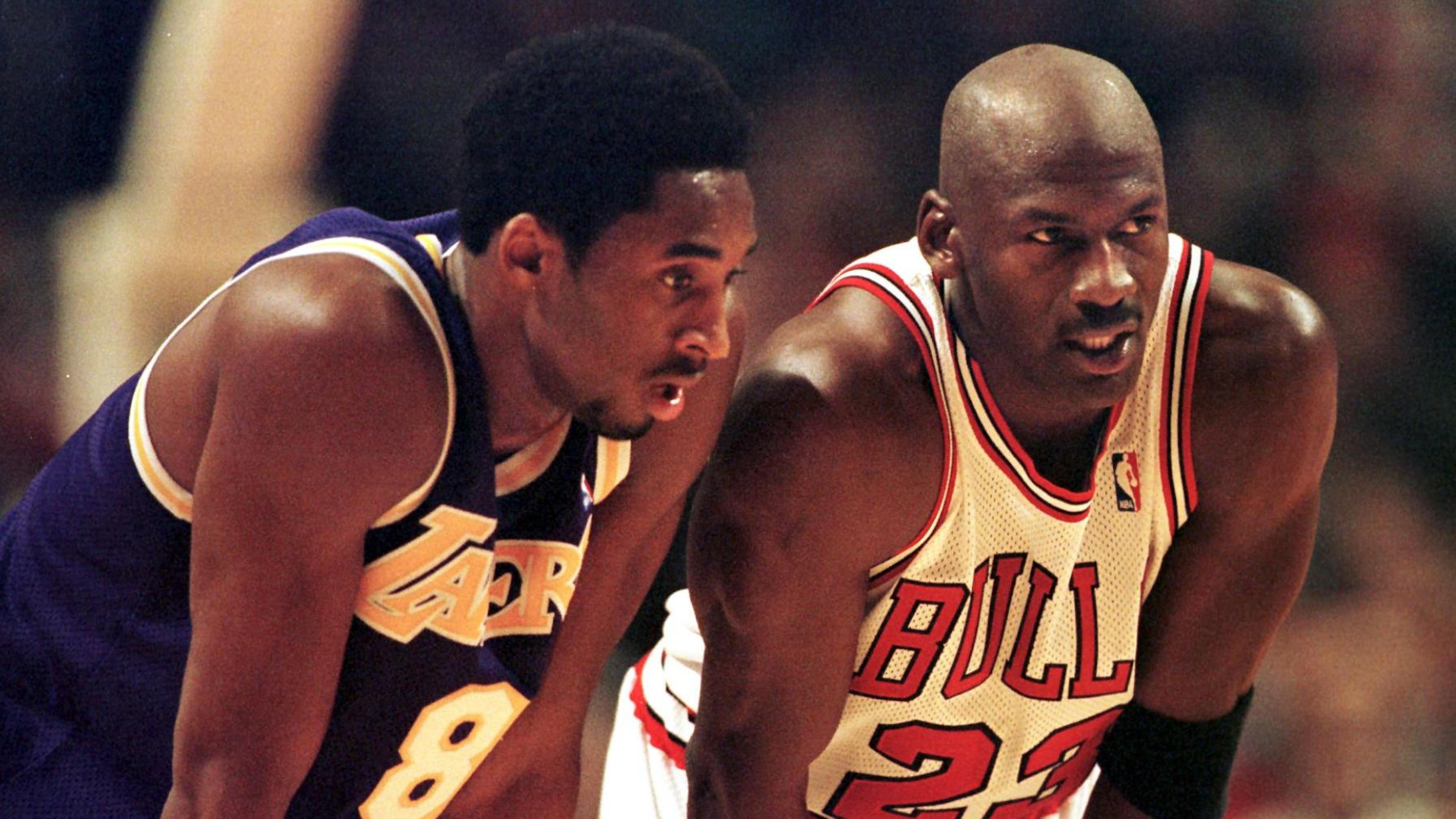 Los Angeles Lakers guard Kobe Bryant(L) and Chicag