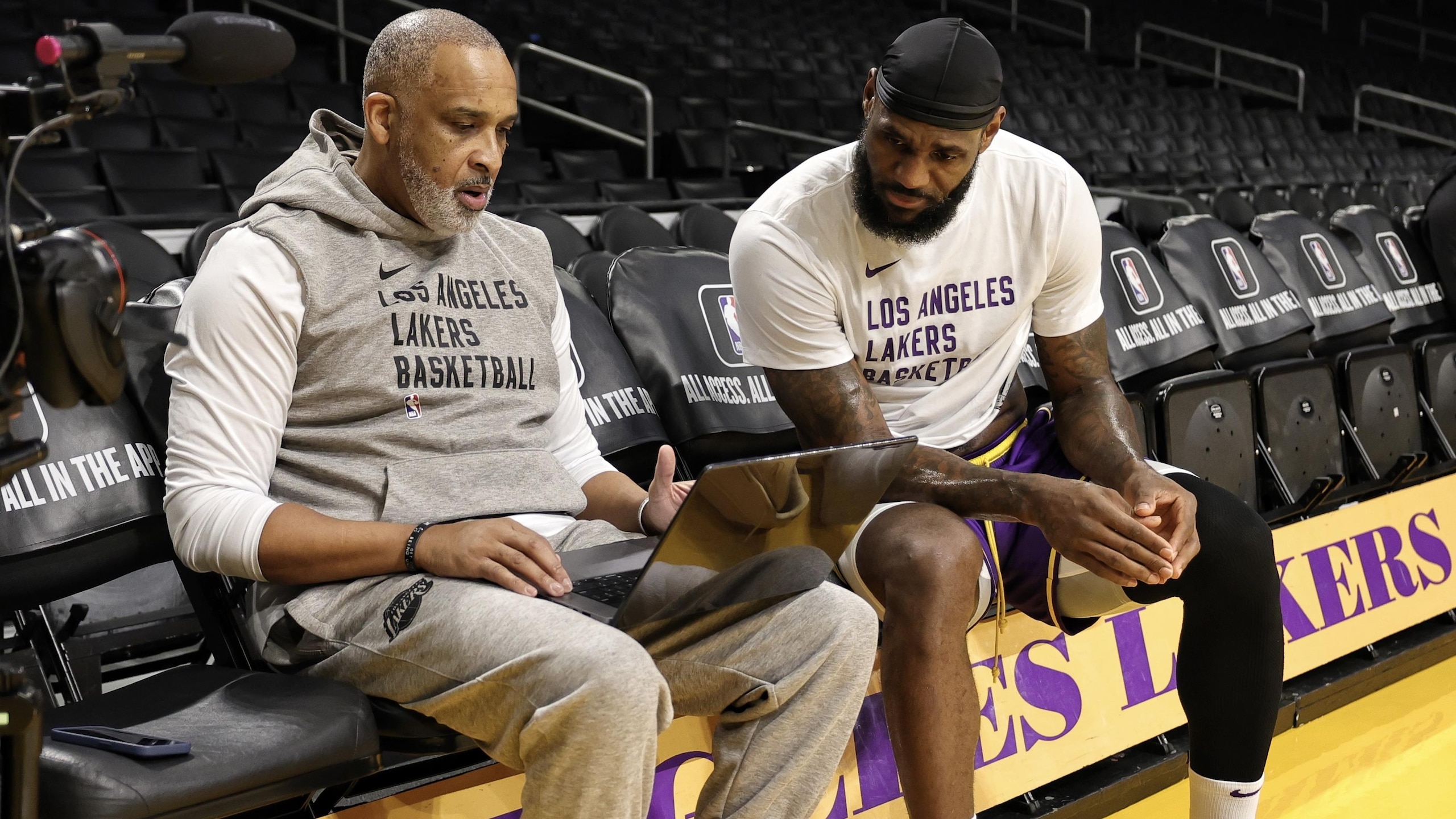 Dallas Mavericks v Los Angeles Lakers