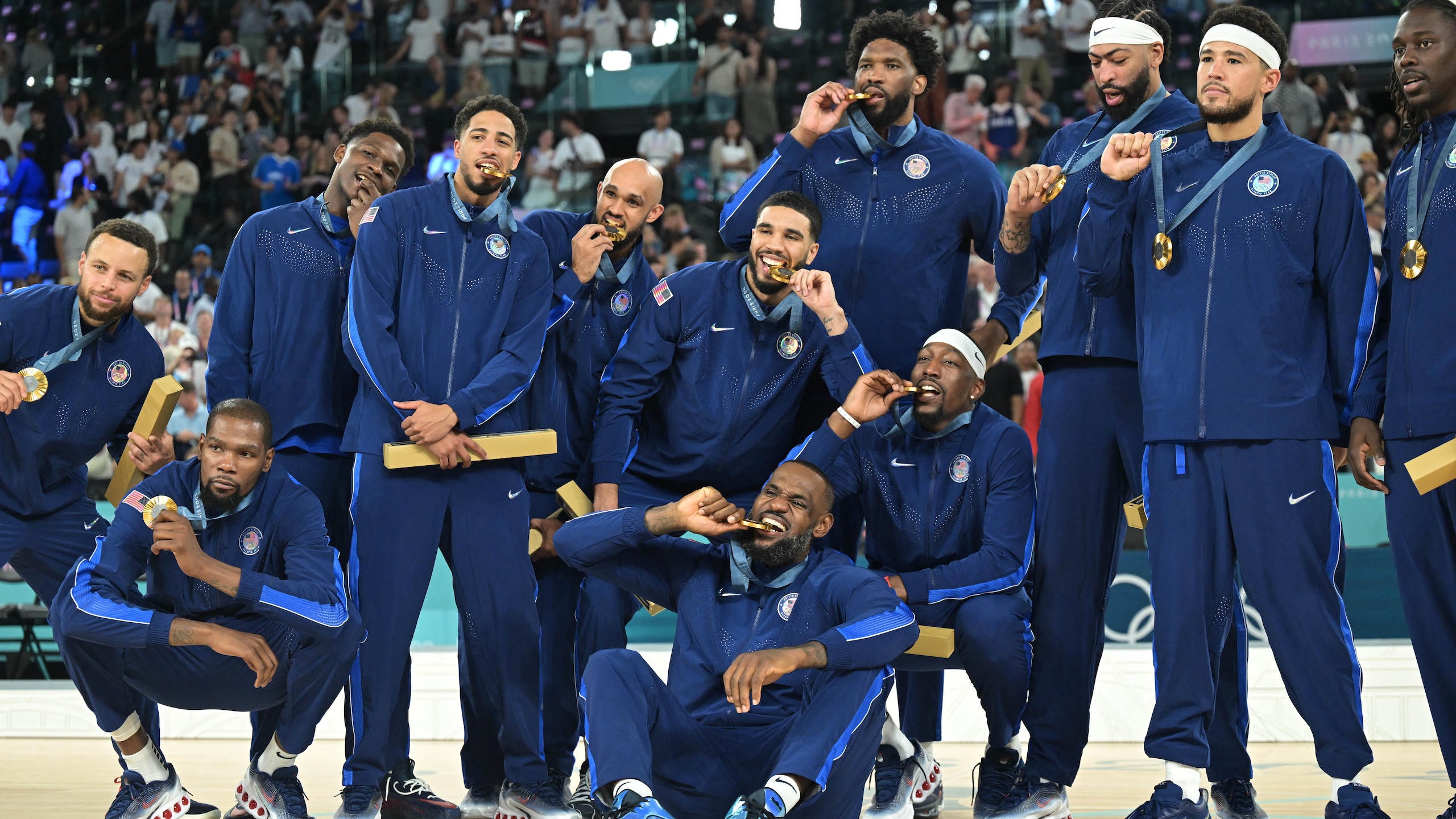 TOPSHOT-BASKETBALL-OLY-PARIS-2024-FRA-USA-MEDALS